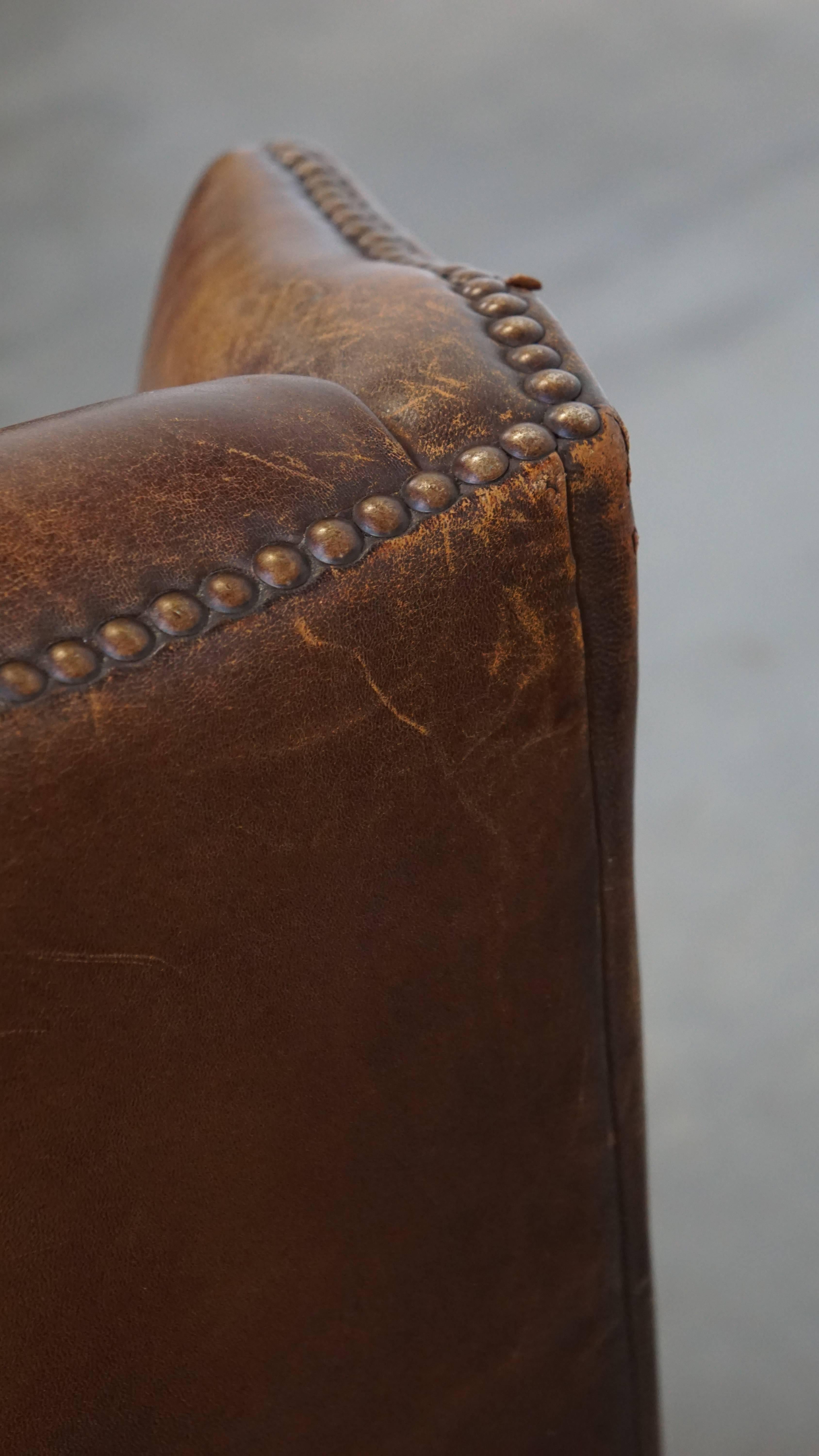 Subtil et confortable fauteuil à oreilles en peau de mouton de couleur cognac de style anglais en vente 3
