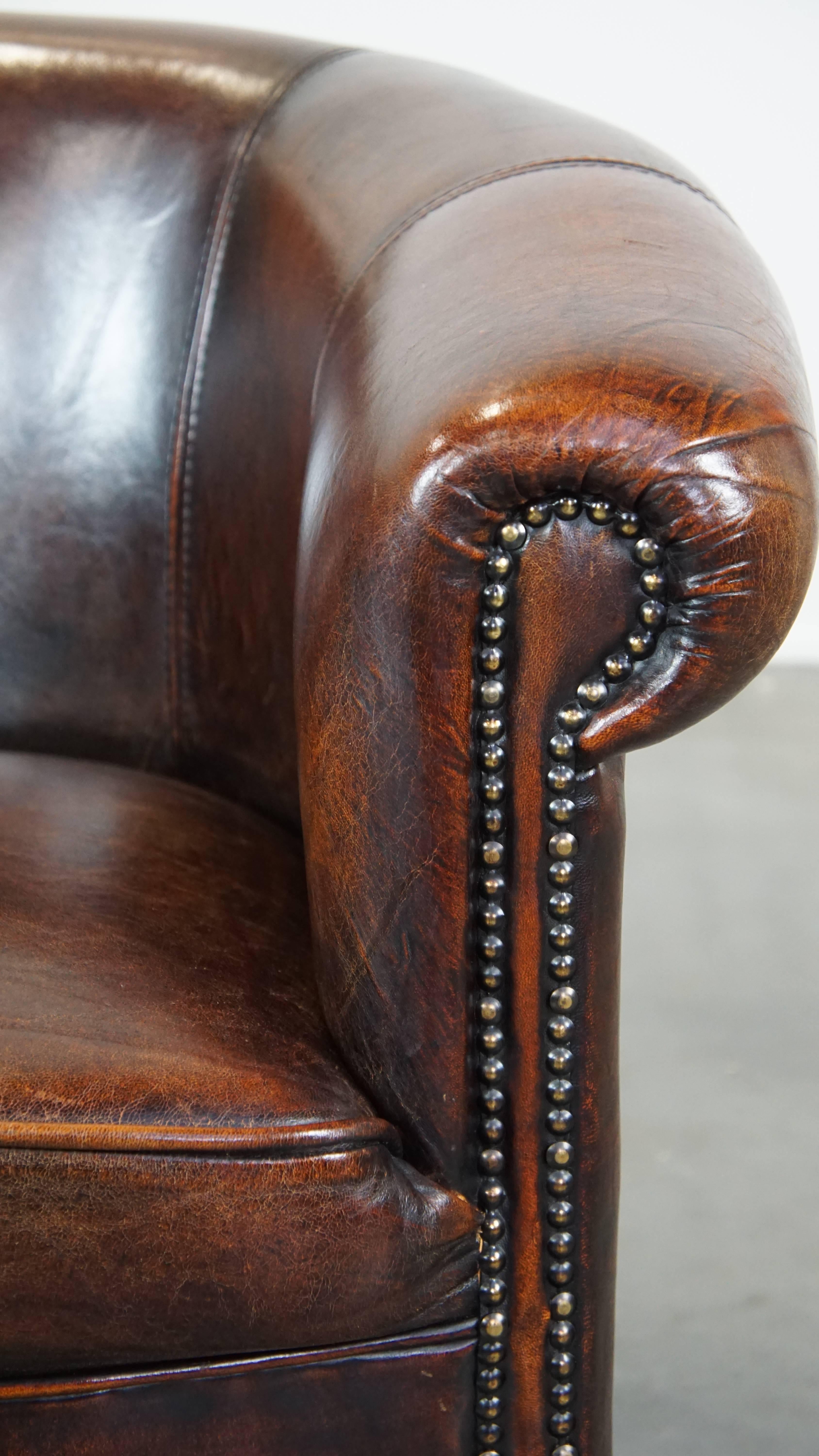 Subtle and well-maintained sheepskin leather club armchair in English style For Sale 5