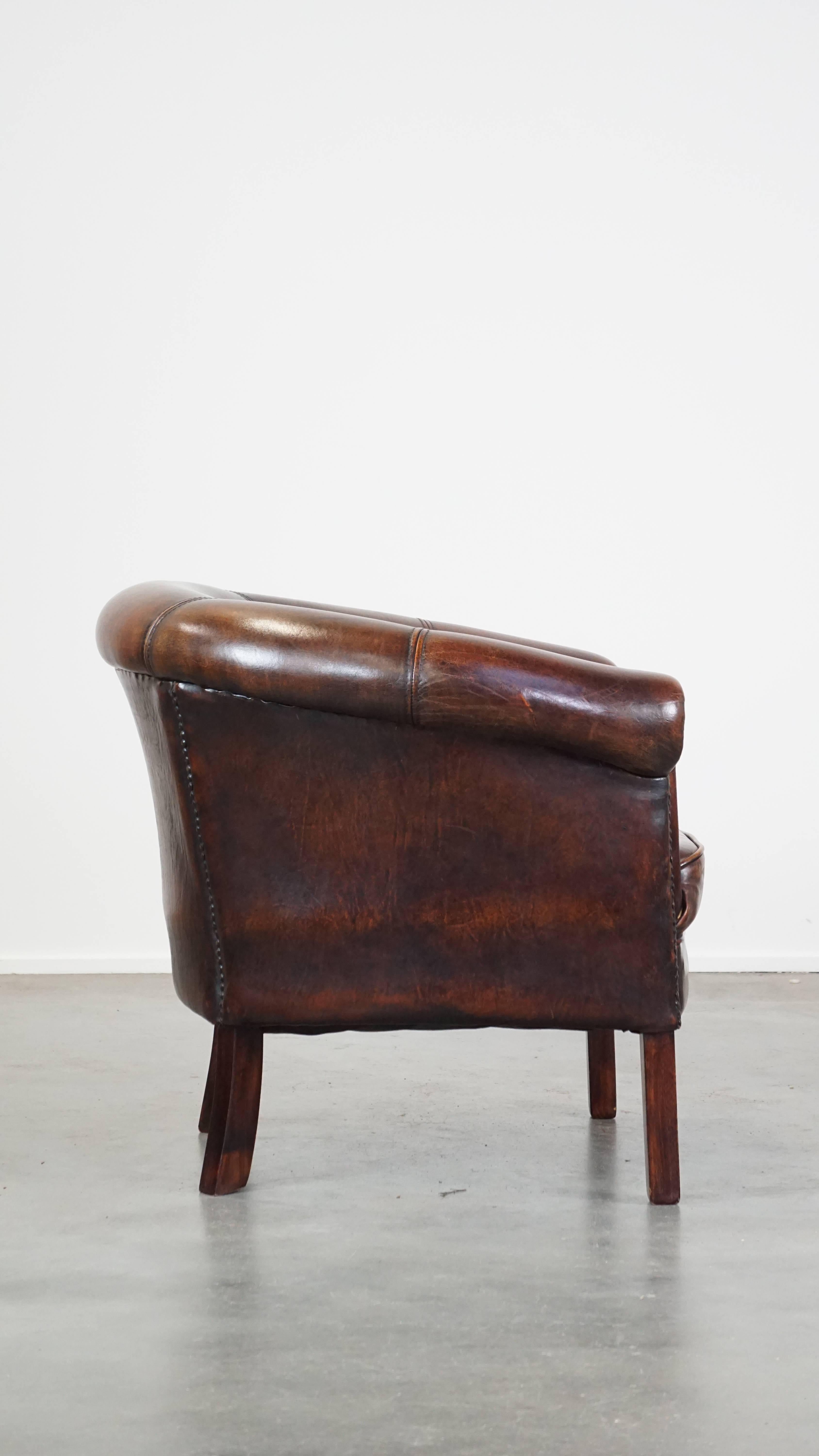 Hand-Crafted Subtle and well-maintained sheepskin leather club armchair in English style For Sale