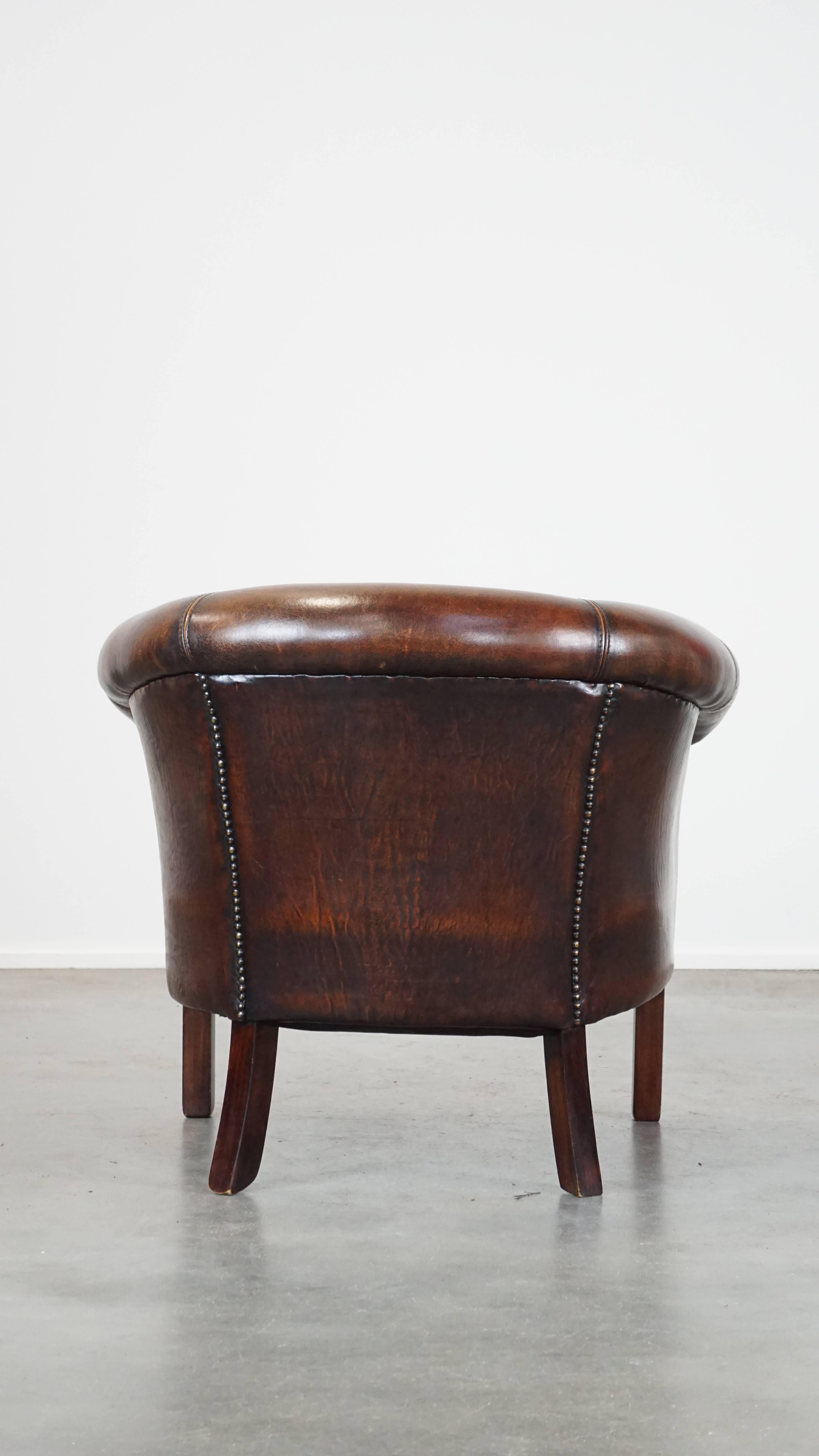 Subtle and well-maintained sheepskin leather club armchair in English style In Good Condition For Sale In Harderwijk, NL