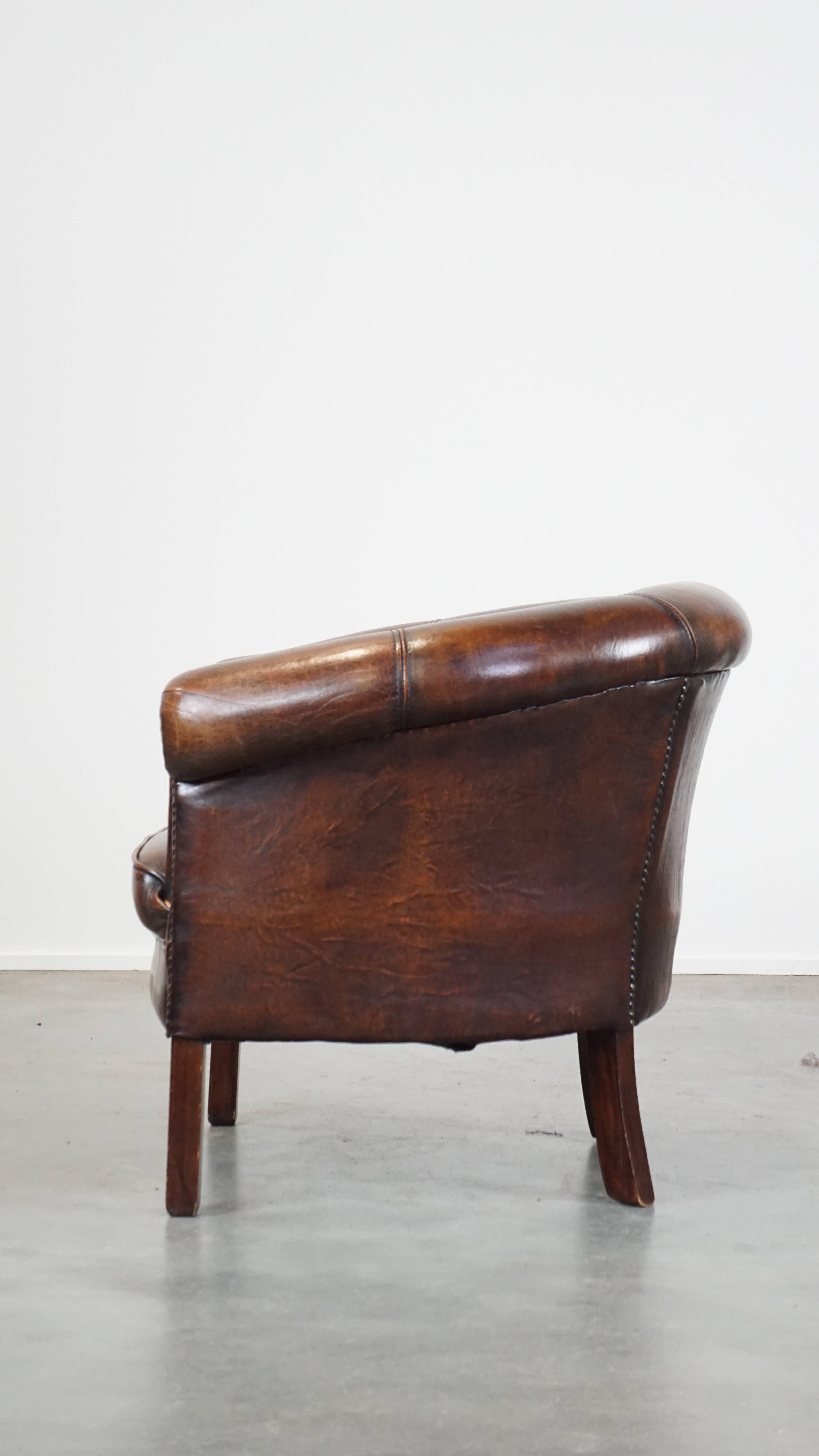 20th Century Subtle and well-maintained sheepskin leather club armchair in English style For Sale