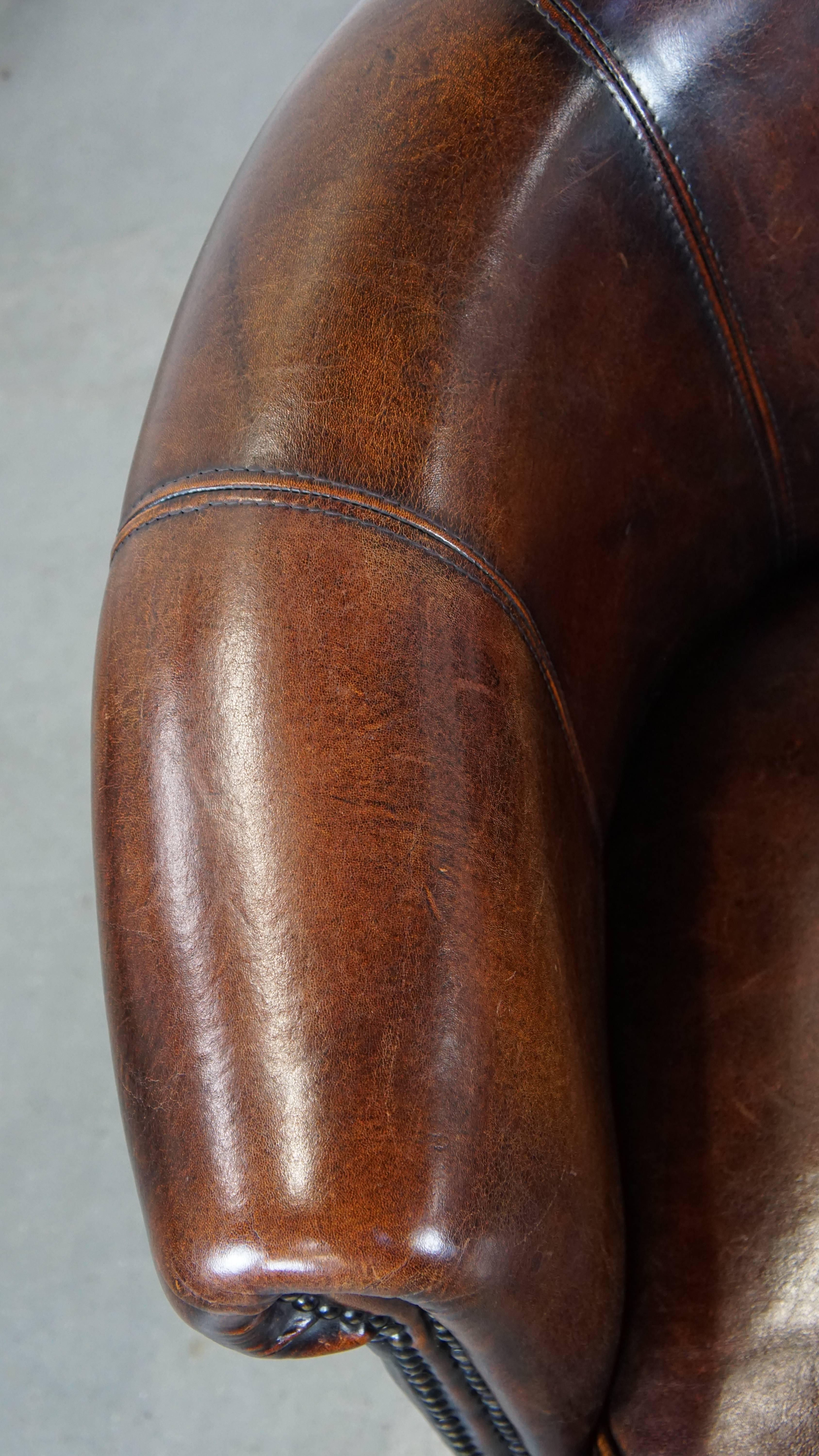 Subtle and well-maintained sheepskin leather club armchair in English style For Sale 1