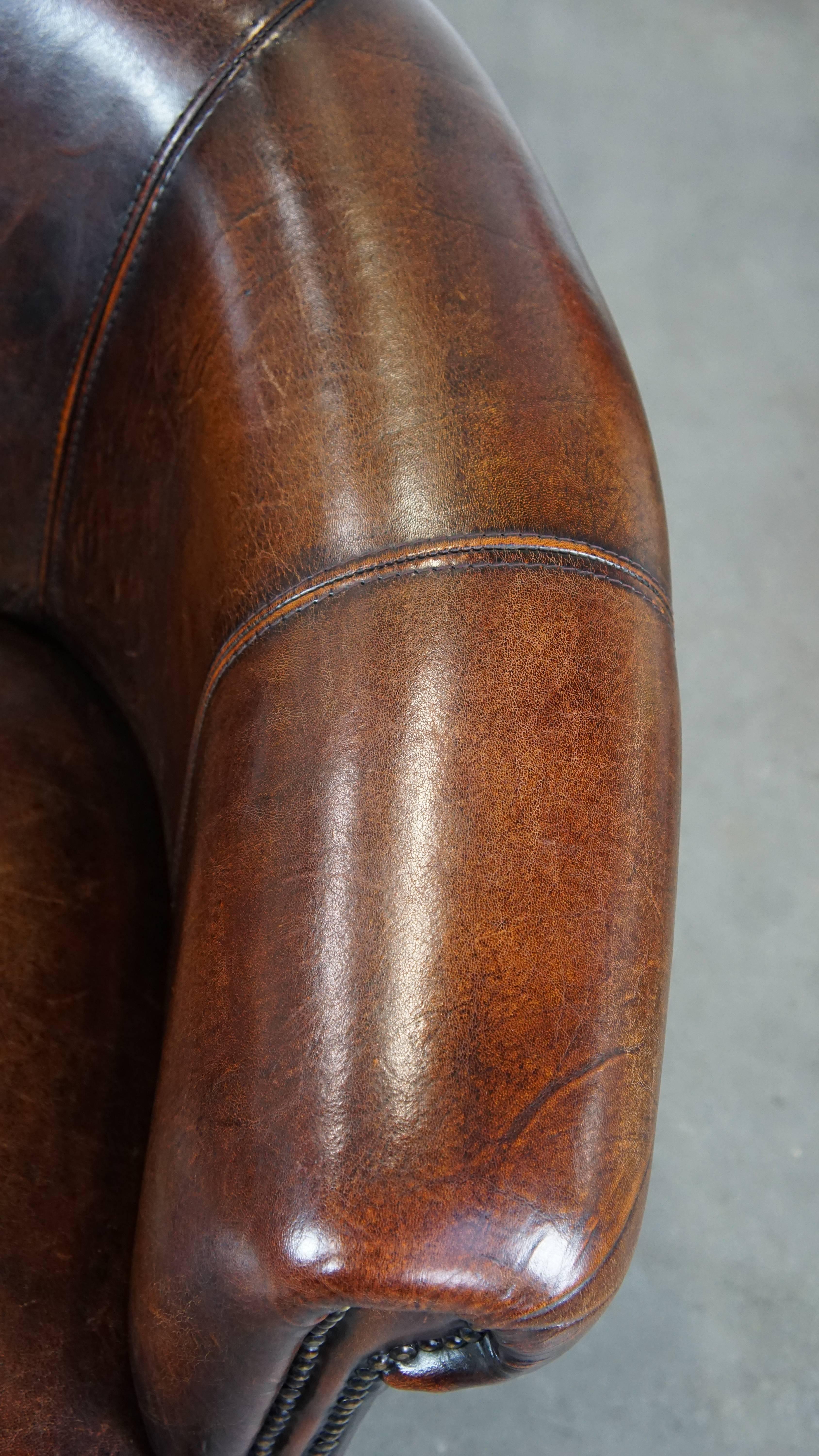 Subtle and well-maintained sheepskin leather club armchair in English style For Sale 2