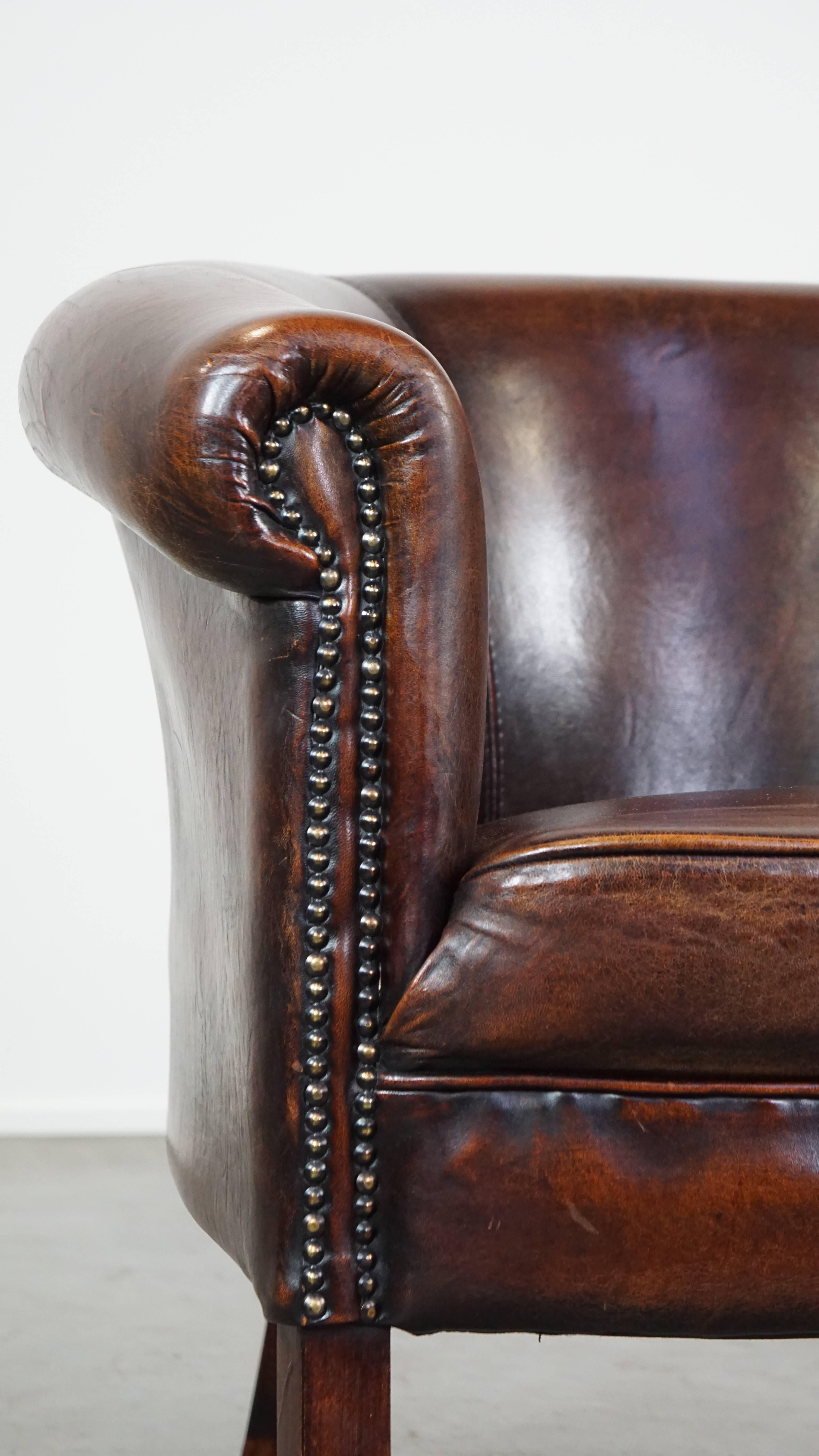 Subtle and well-maintained sheepskin leather club armchair in English style For Sale 3