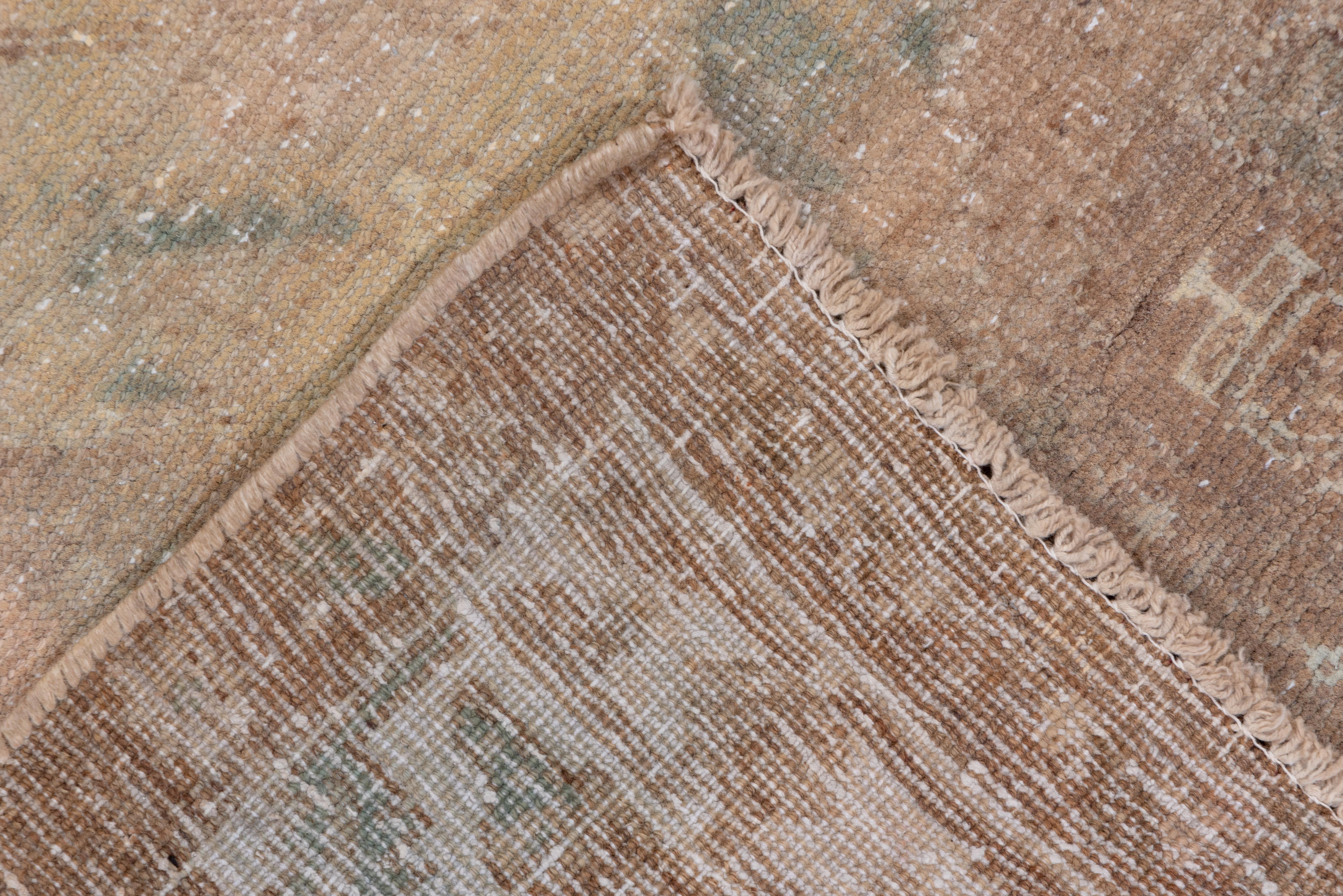 Tribale Tappeto Sarab persiano antico e delicato, palette di lino e marrone chiaro, accenti blu in vendita