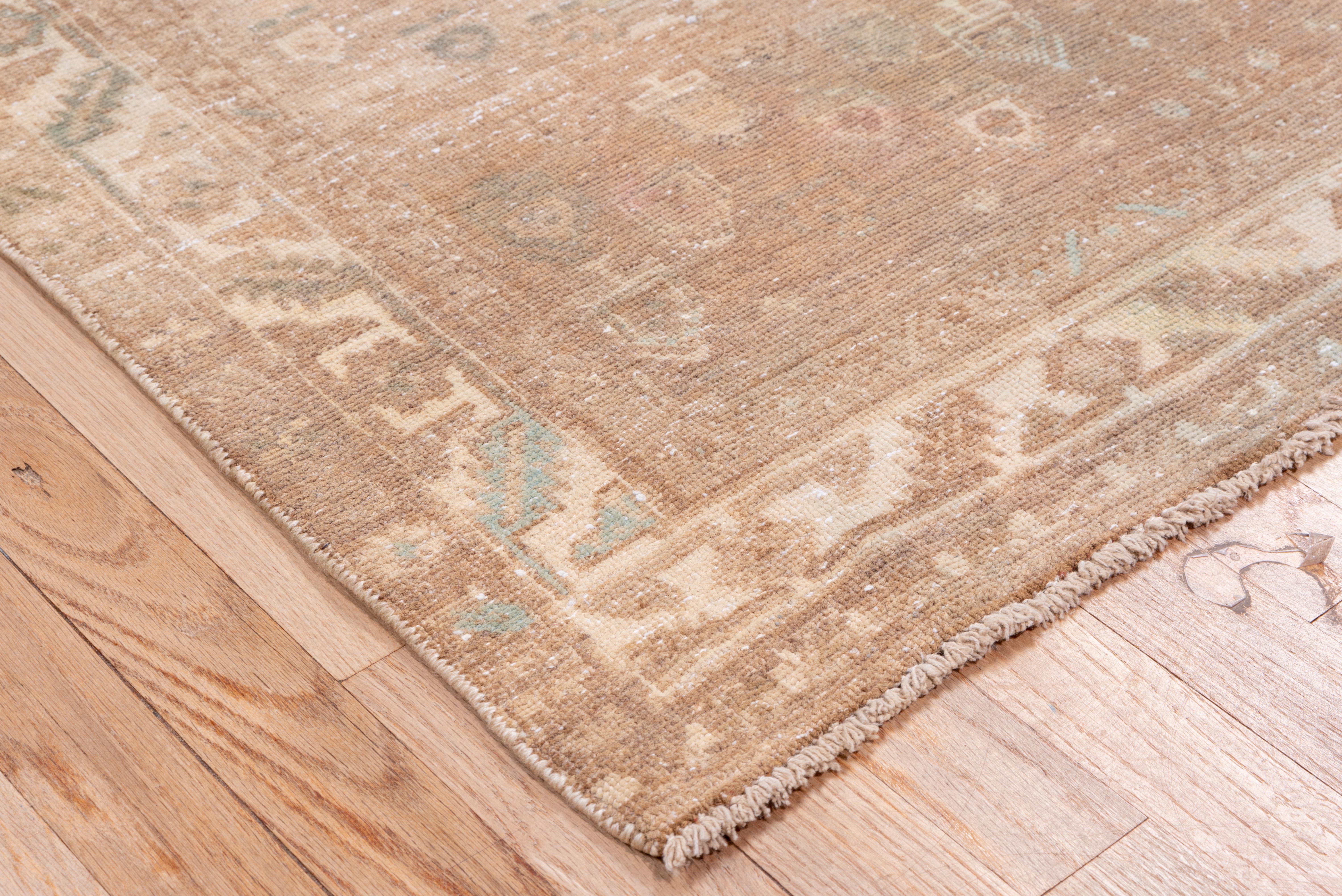 Persiano Tappeto Sarab persiano antico e delicato, palette di lino e marrone chiaro, accenti blu in vendita