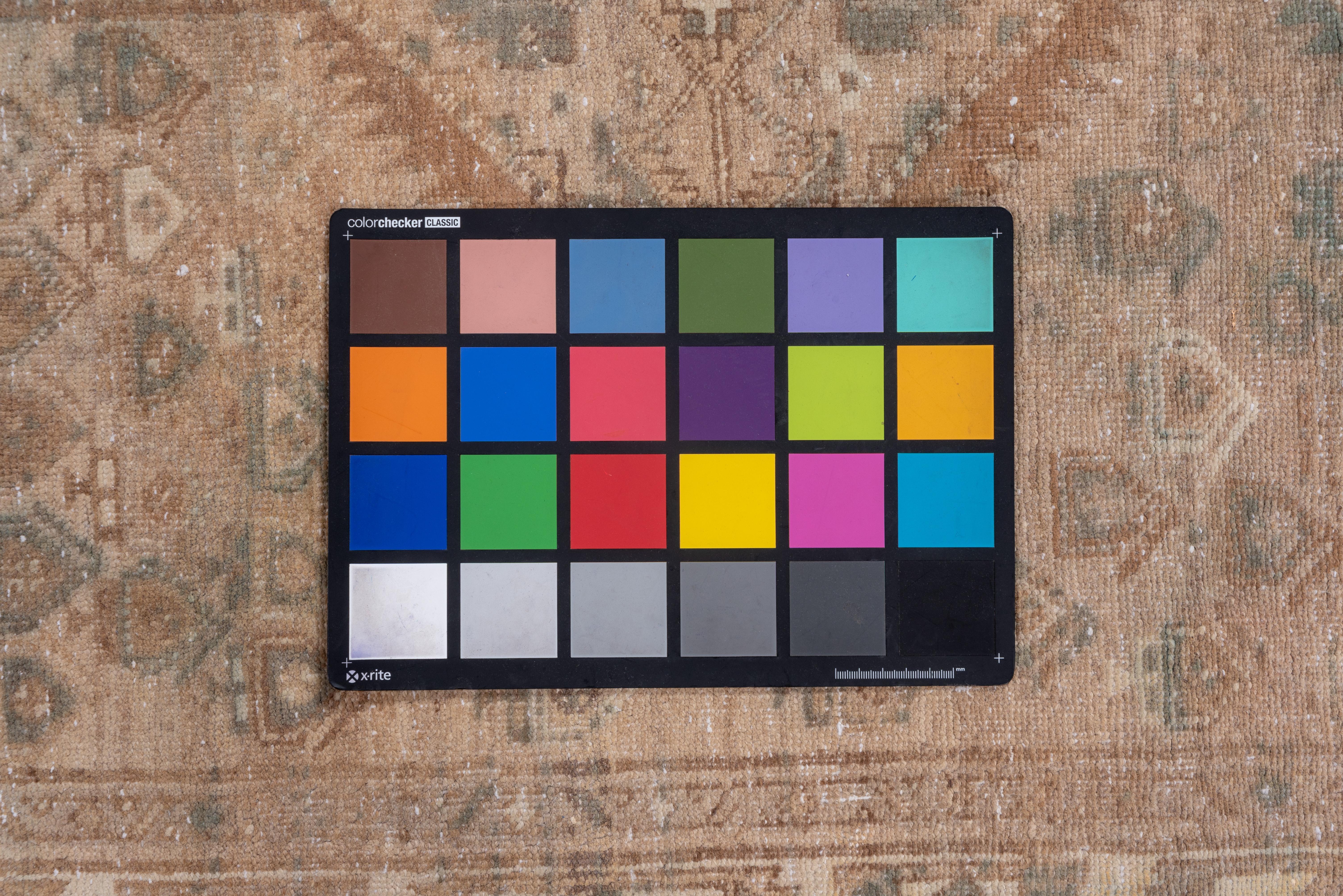Annodato a mano Tappeto Sarab persiano antico e delicato, palette di lino e marrone chiaro, accenti blu in vendita