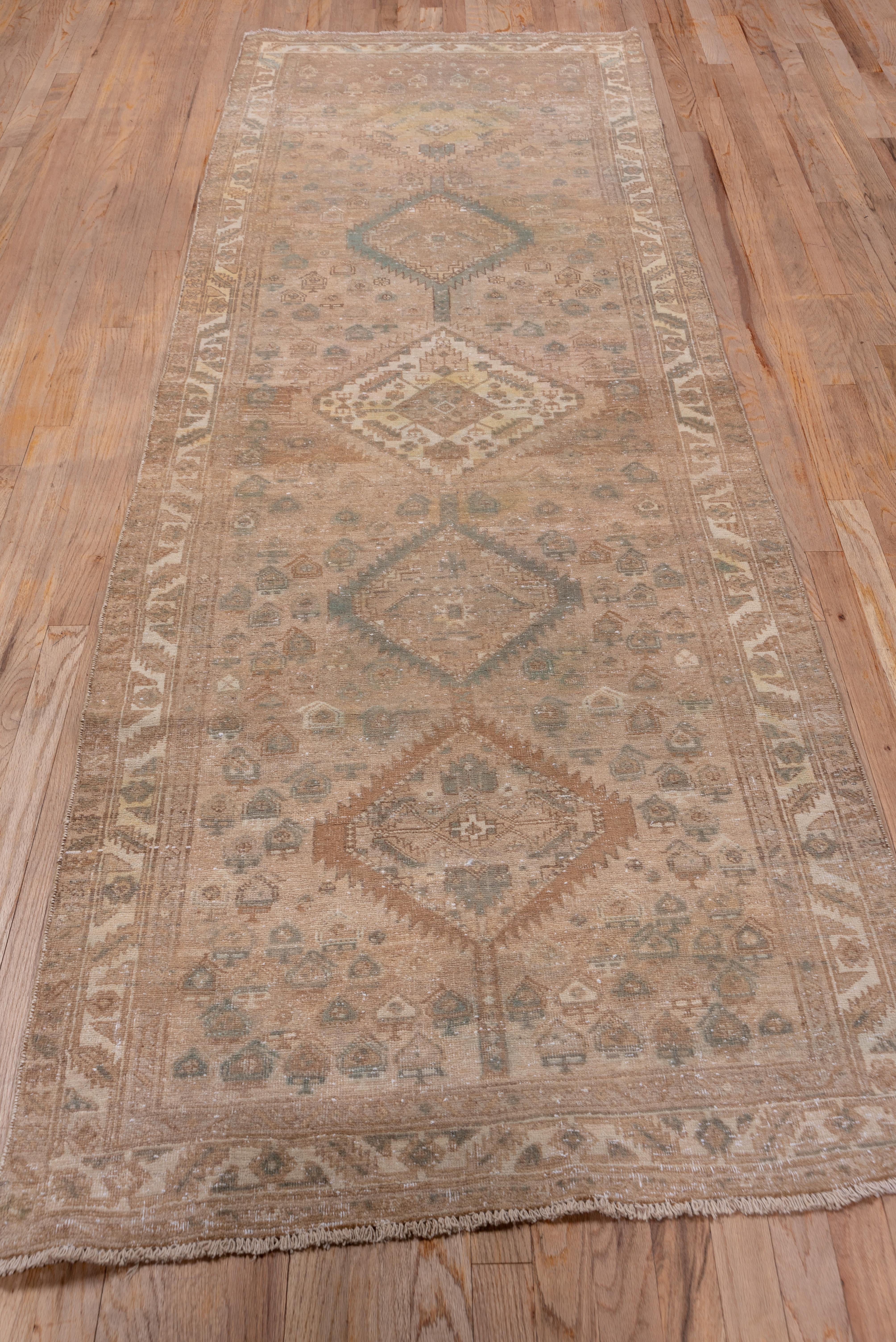 Tappeto Sarab persiano antico e delicato, palette di lino e marrone chiaro, accenti blu In condizioni buone in vendita a New York, NY