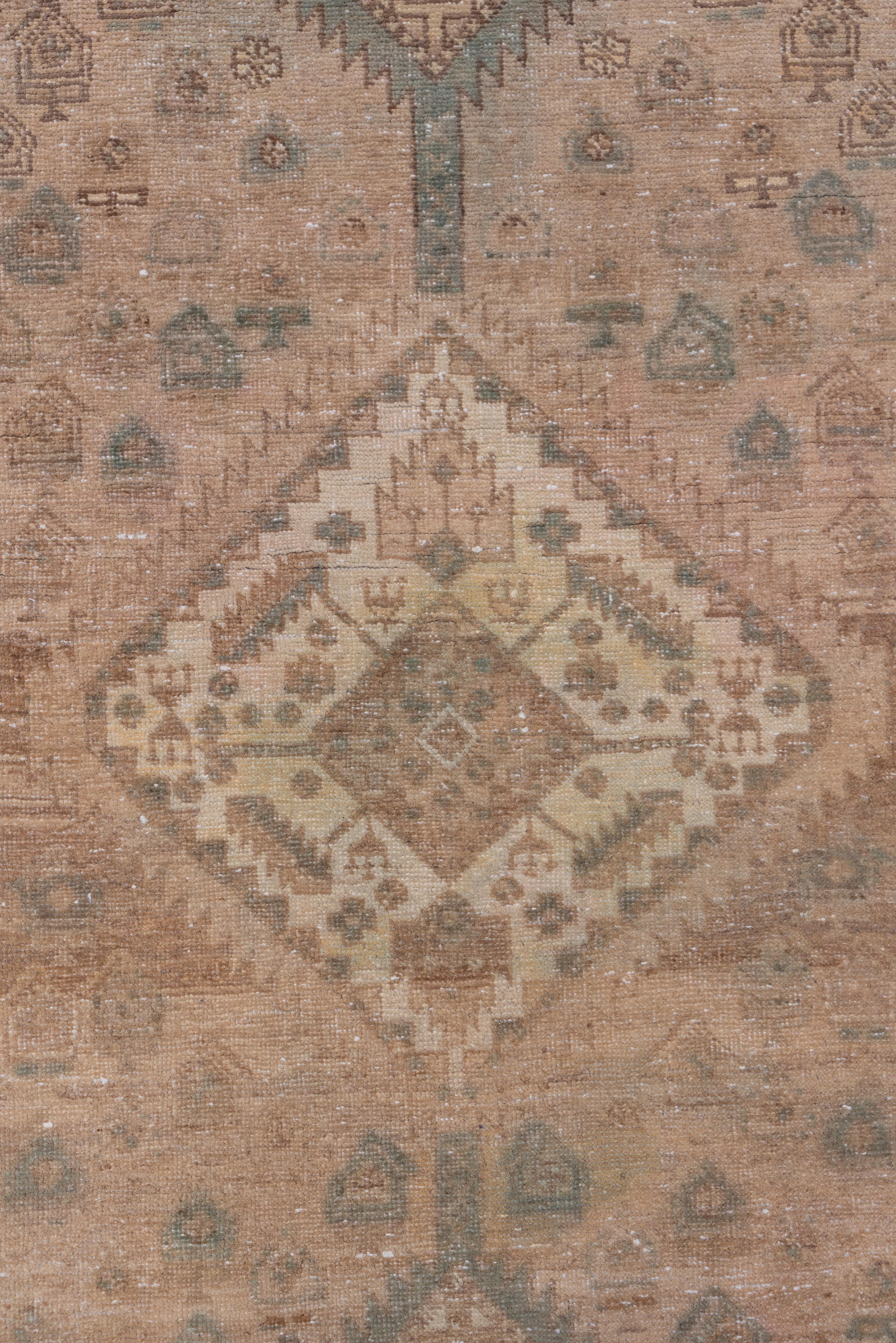 Metà XX secolo Tappeto Sarab persiano antico e delicato, palette di lino e marrone chiaro, accenti blu in vendita