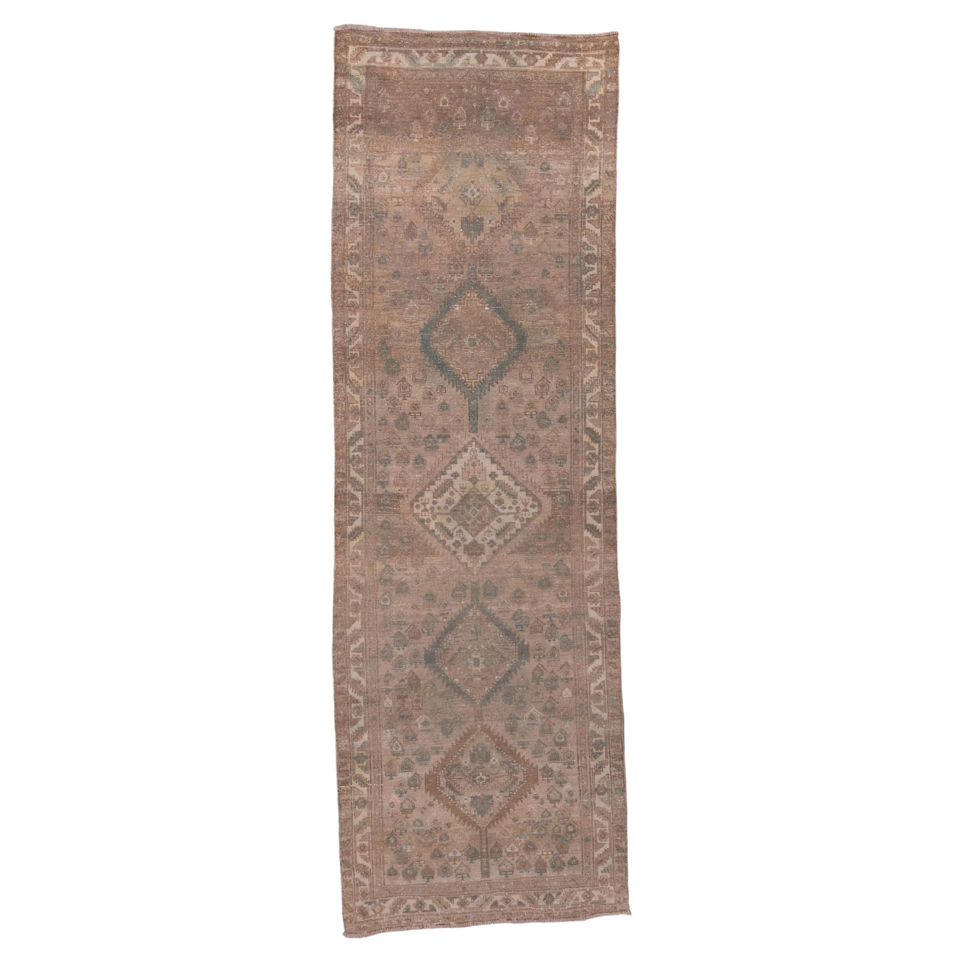Tappeto Sarab persiano antico e delicato, palette di lino e marrone chiaro, accenti blu