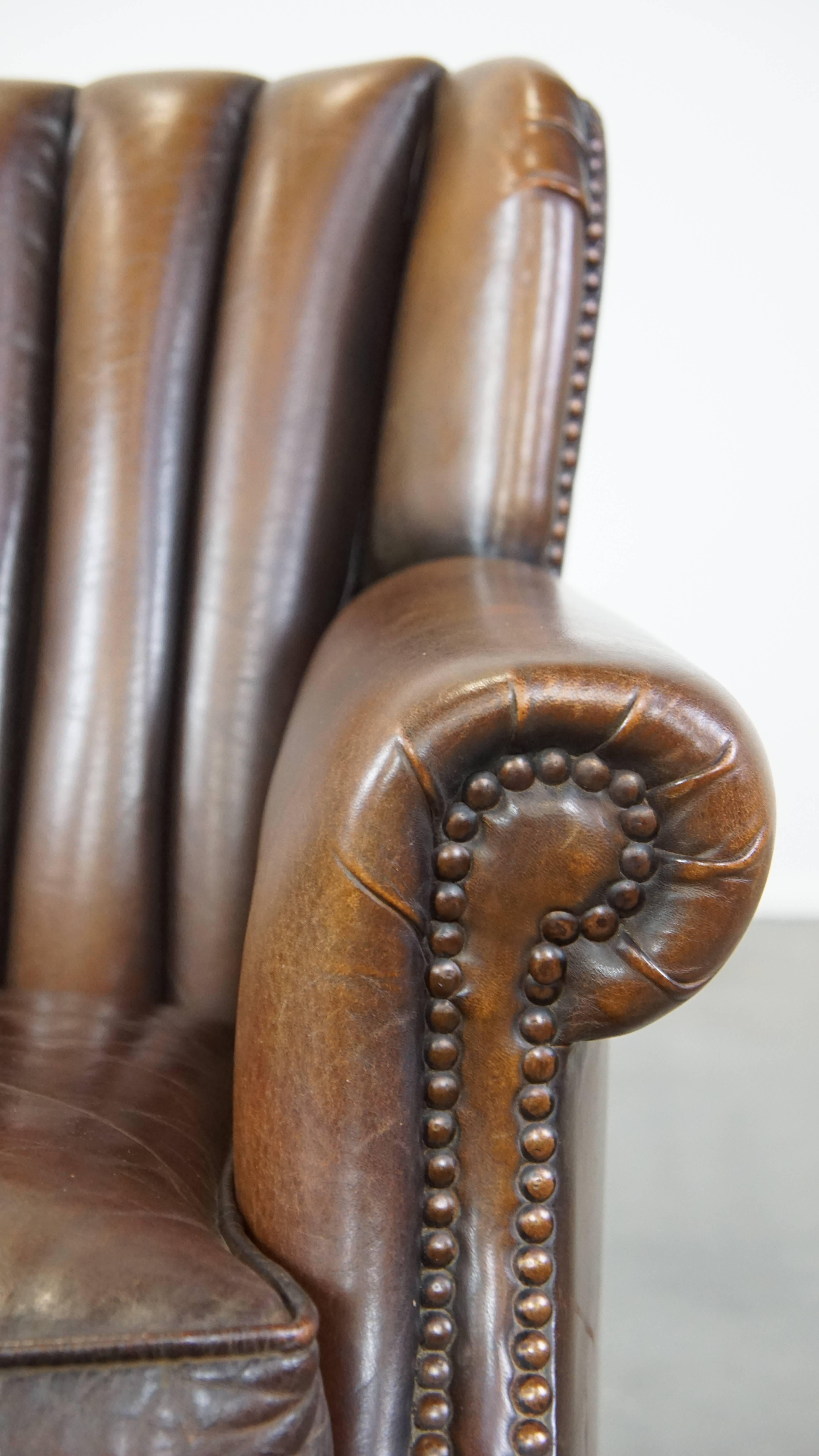 Fauteuil en peau de mouton subtilement coloré avec un design unique en vente 4