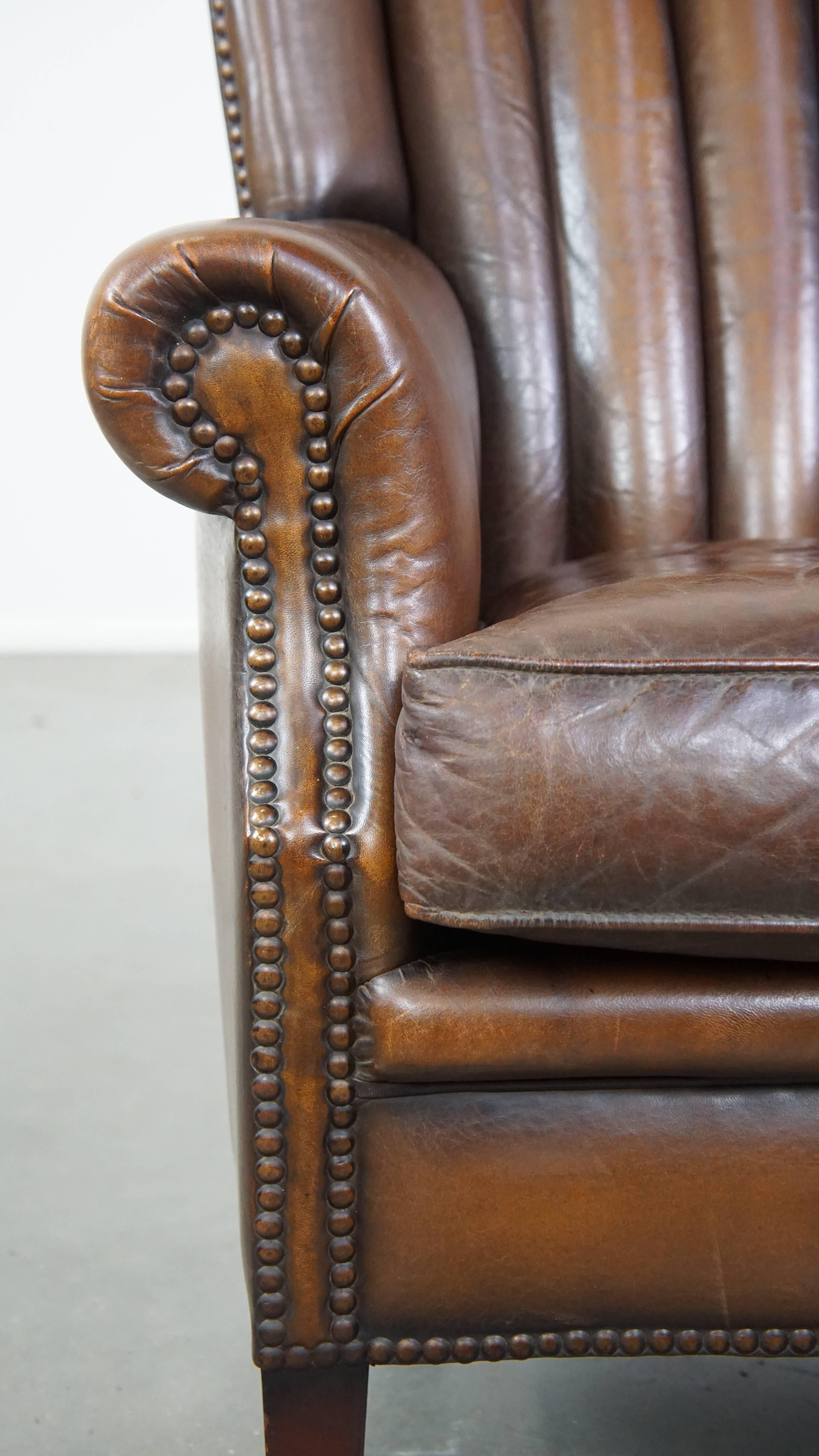 Fauteuil en peau de mouton subtilement coloré avec un design unique en vente 5