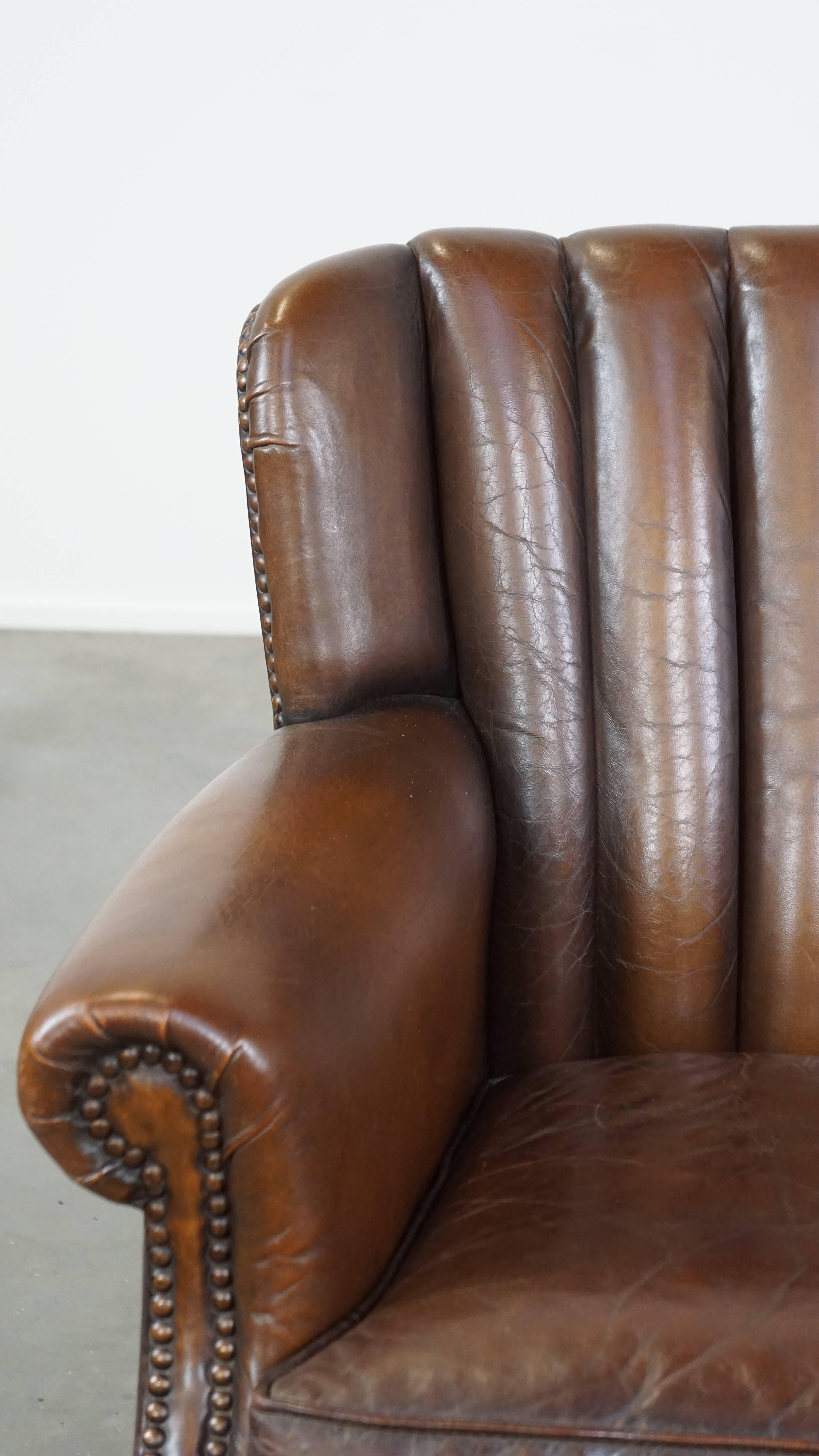Fauteuil en peau de mouton subtilement coloré avec un design unique en vente 6