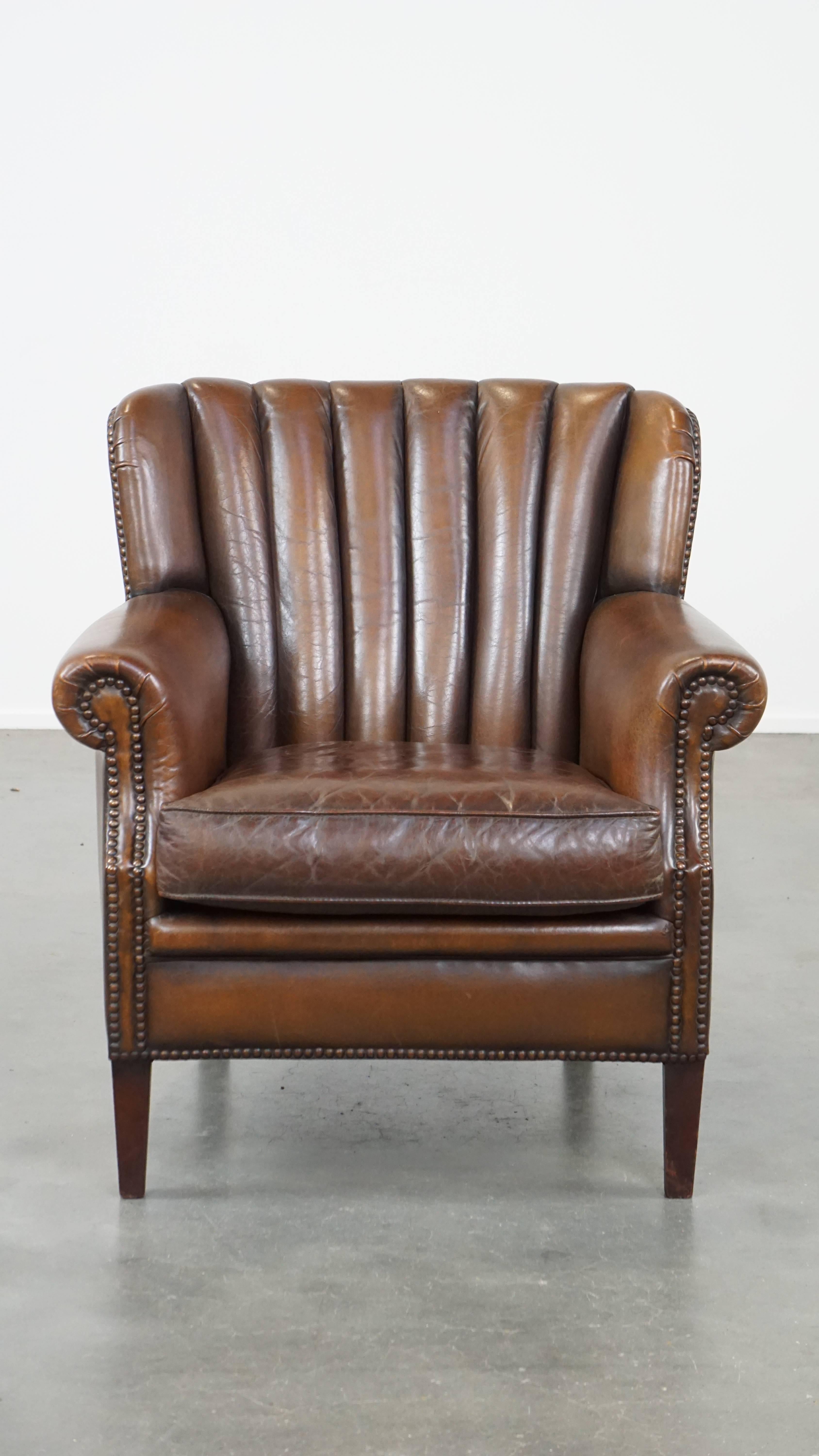 Ce fauteuil en peau de mouton aux couleurs magnifiques s'intègre facilement dans les intérieurs classiques et modernes. Il présente un design unique et est un véritable régal pour les yeux. Ce fauteuil est la combinaison ultime d'un style intemporel