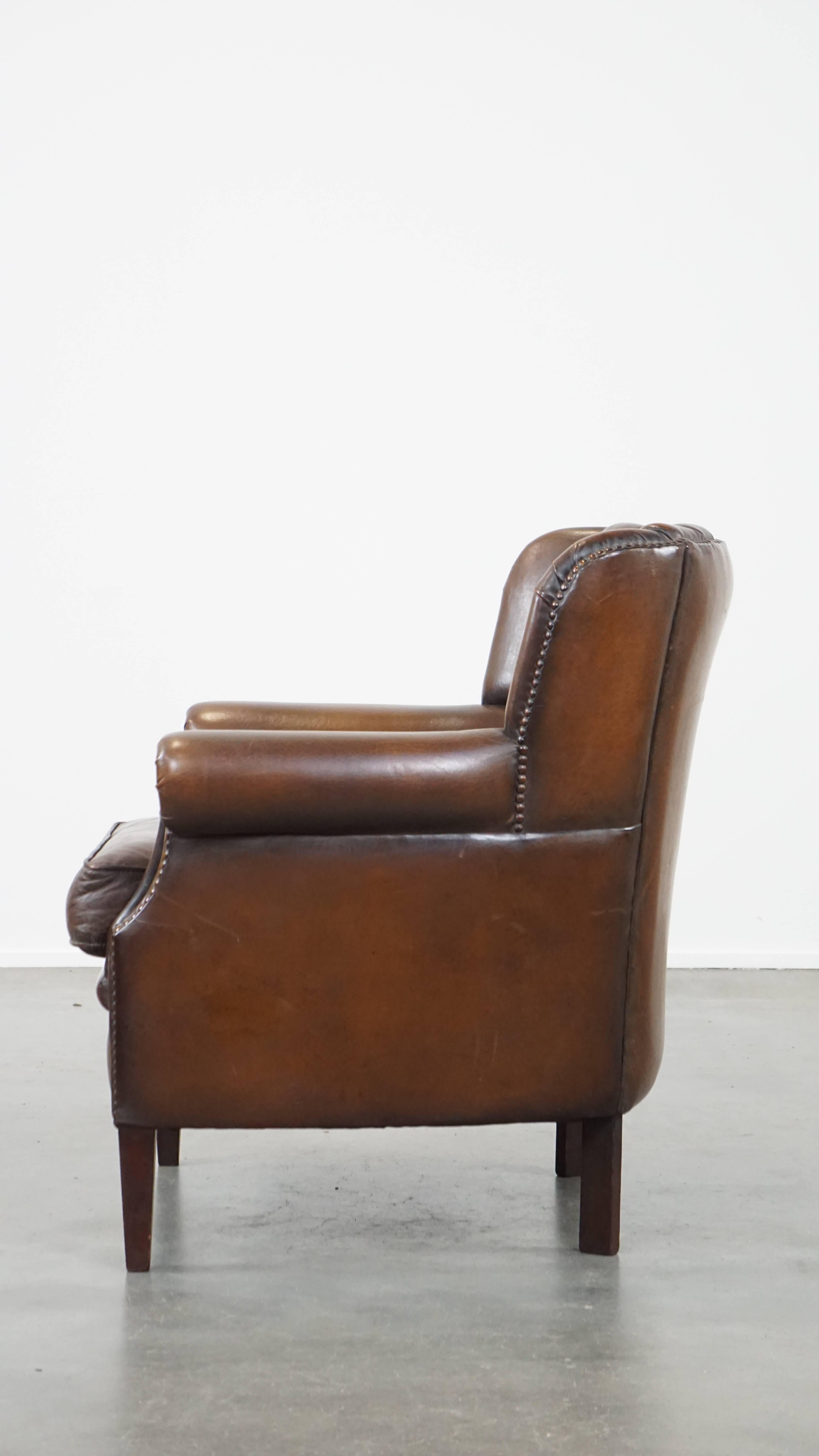 20ième siècle Fauteuil en peau de mouton subtilement coloré avec un design unique en vente