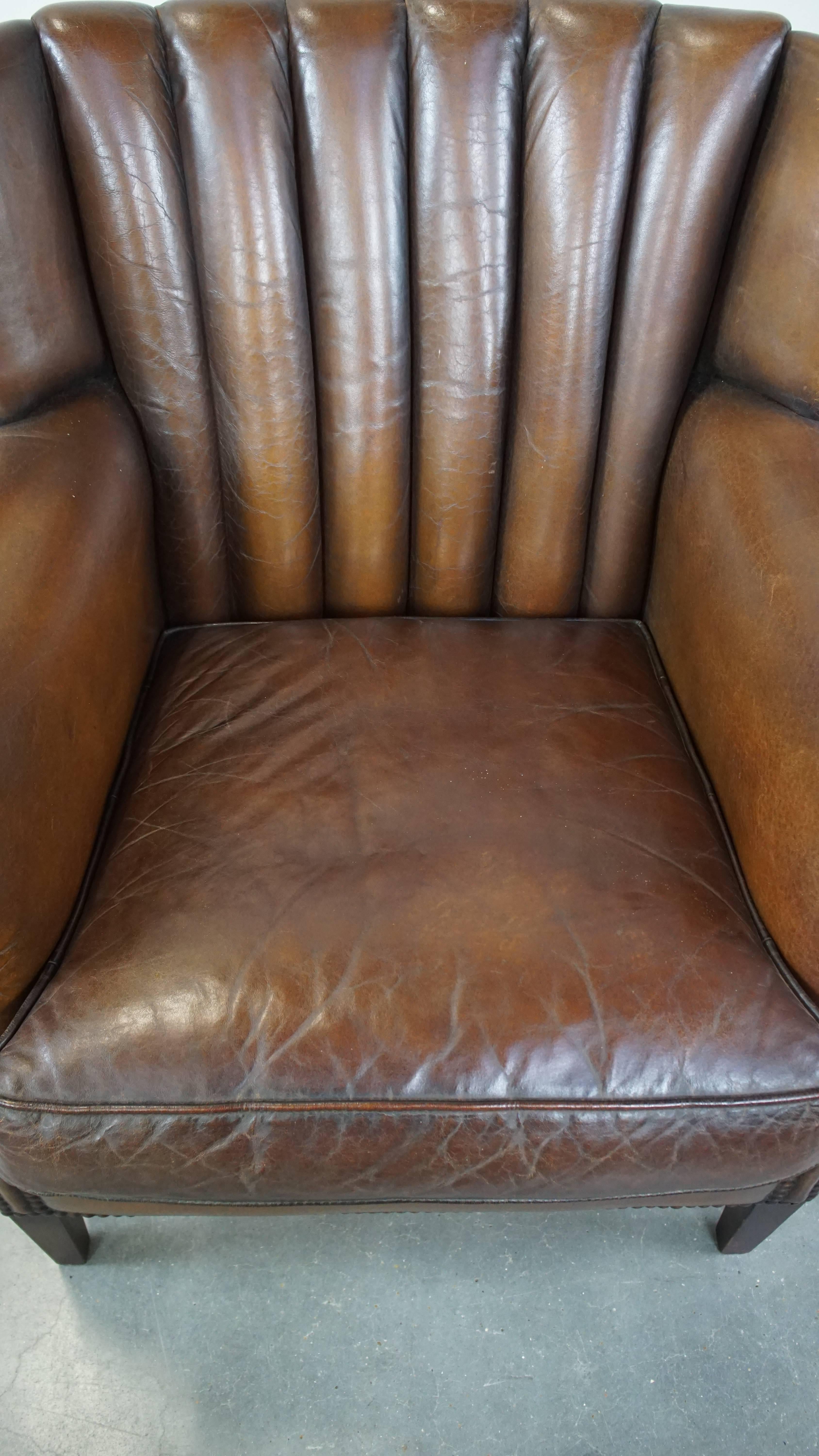 Cuir de mouton Fauteuil en peau de mouton subtilement coloré avec un design unique en vente