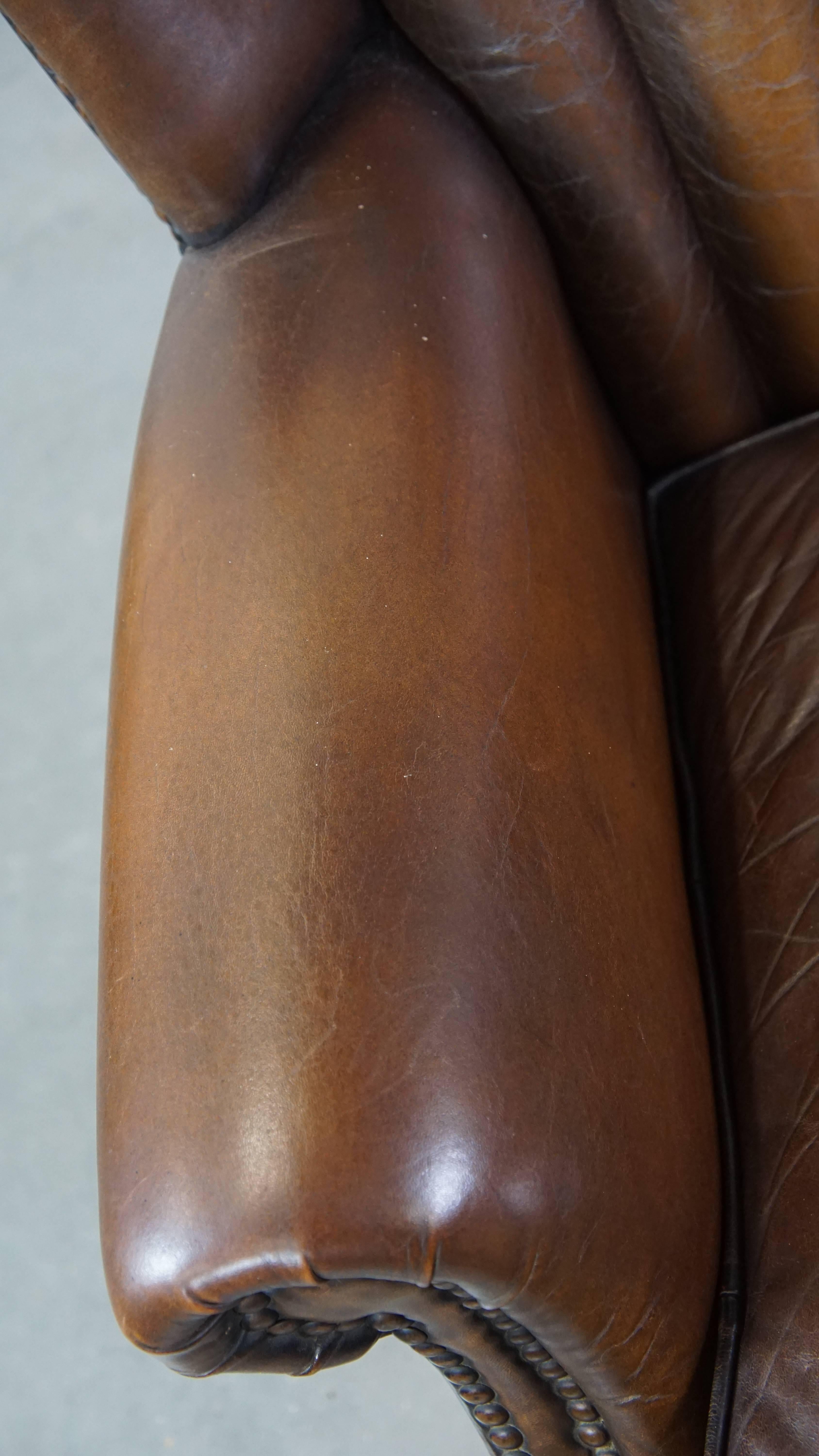 Fauteuil en peau de mouton subtilement coloré avec un design unique en vente 1
