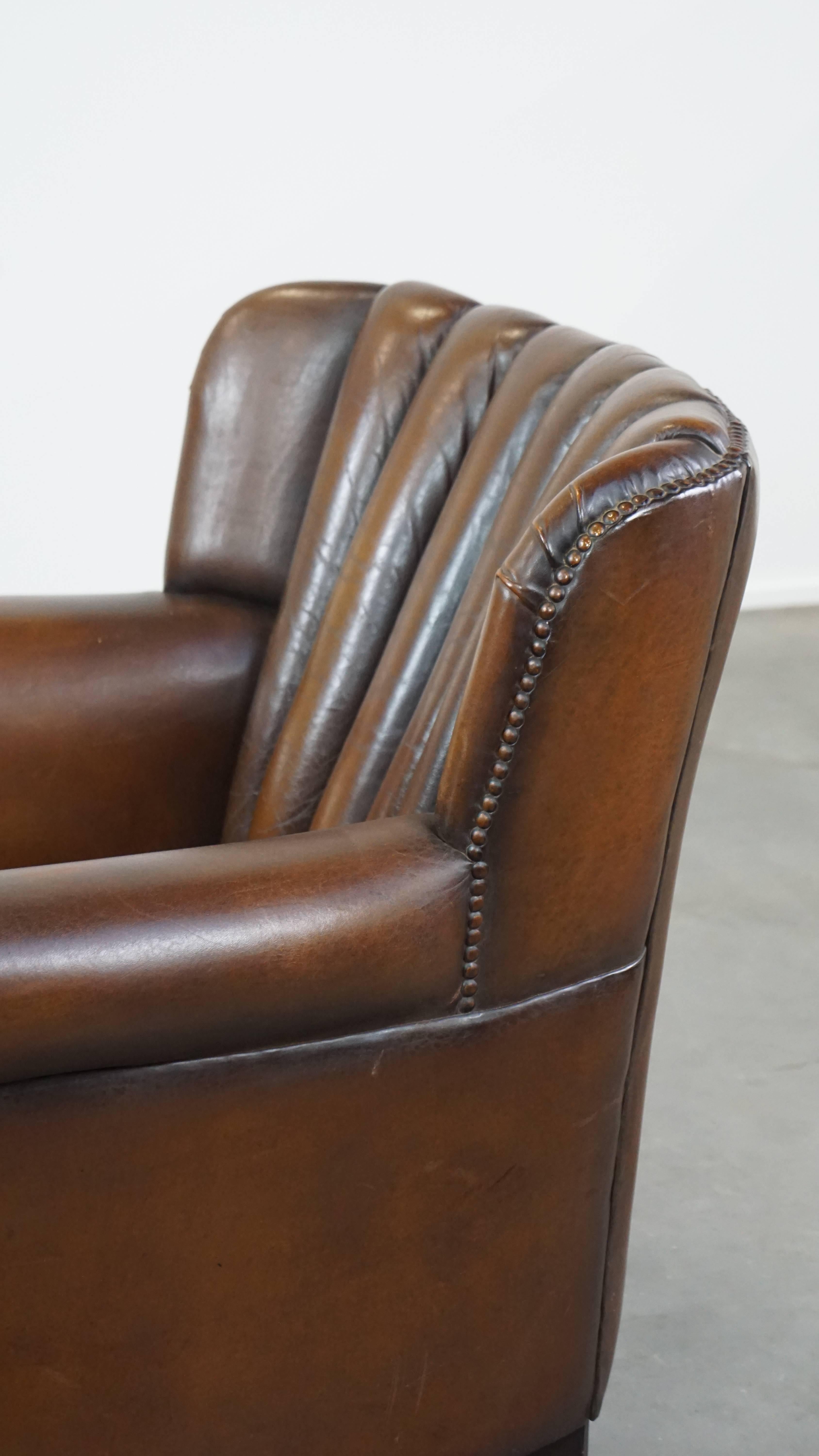 Fauteuil en peau de mouton subtilement coloré avec un design unique en vente 3