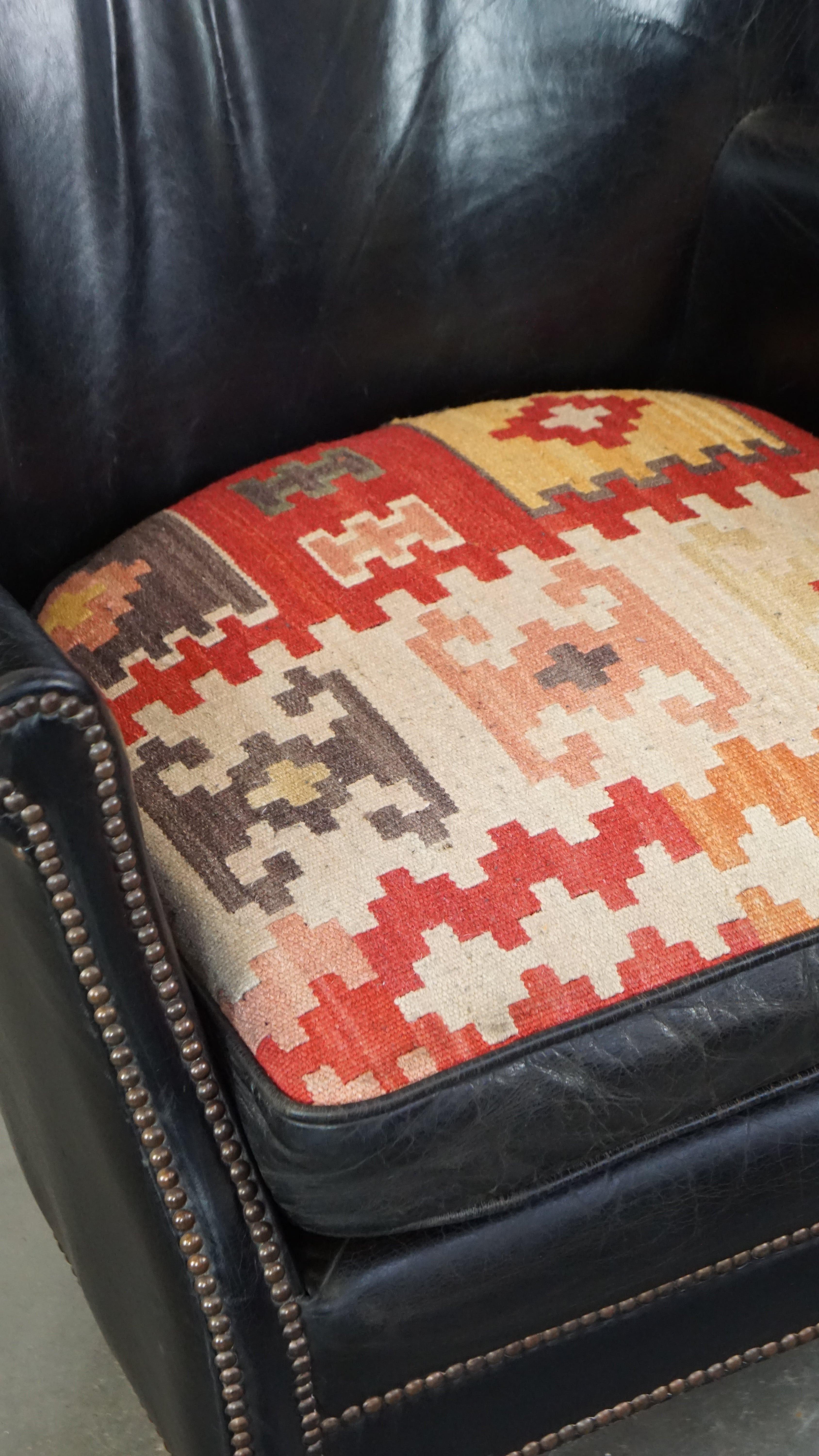 Poltrona nera sottile con cuscino reversibile in Kelim in vendita 9