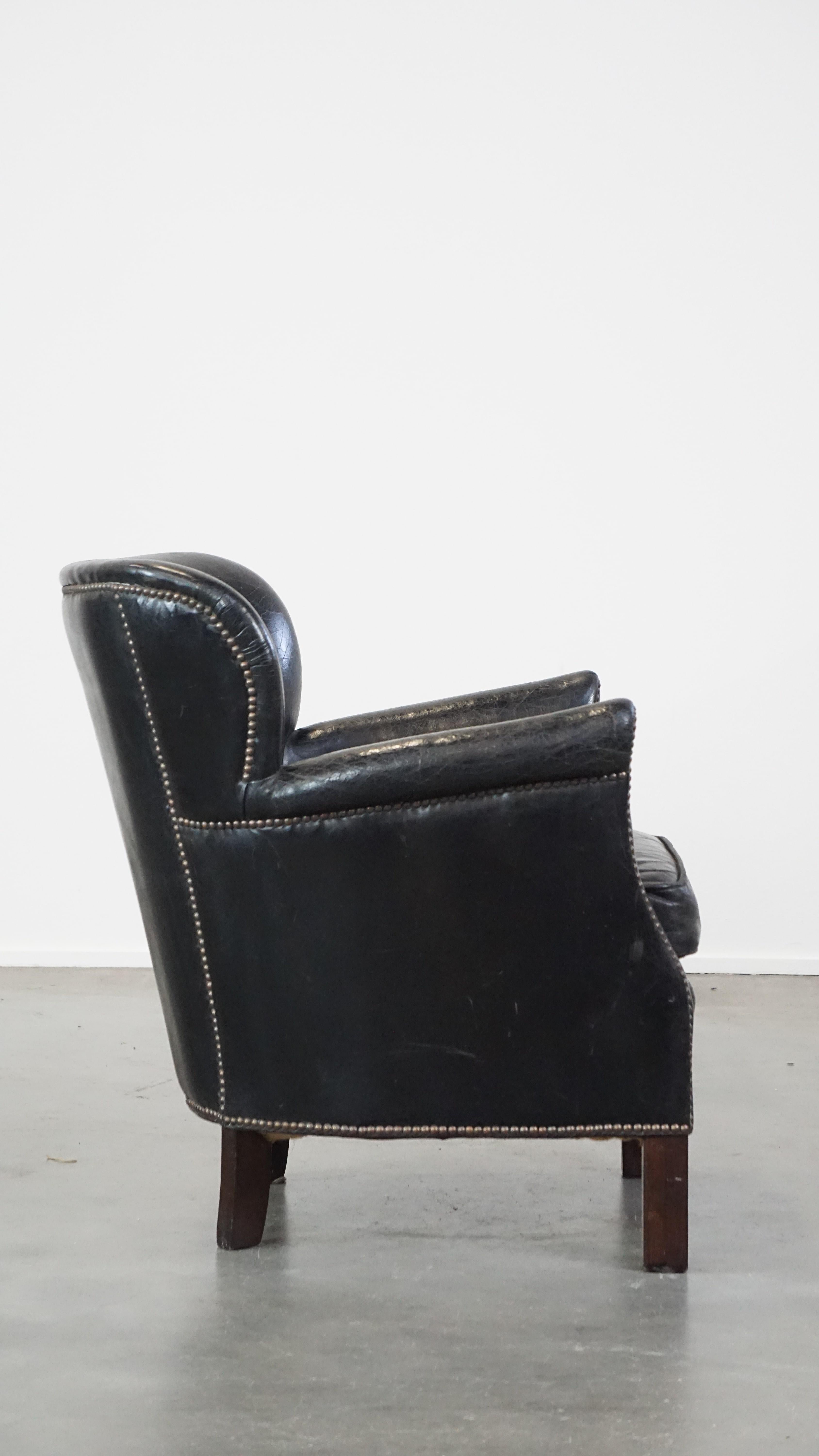 Subtle black cow leather armchair with reversible Kelim seat cushion In Good Condition For Sale In Harderwijk, NL