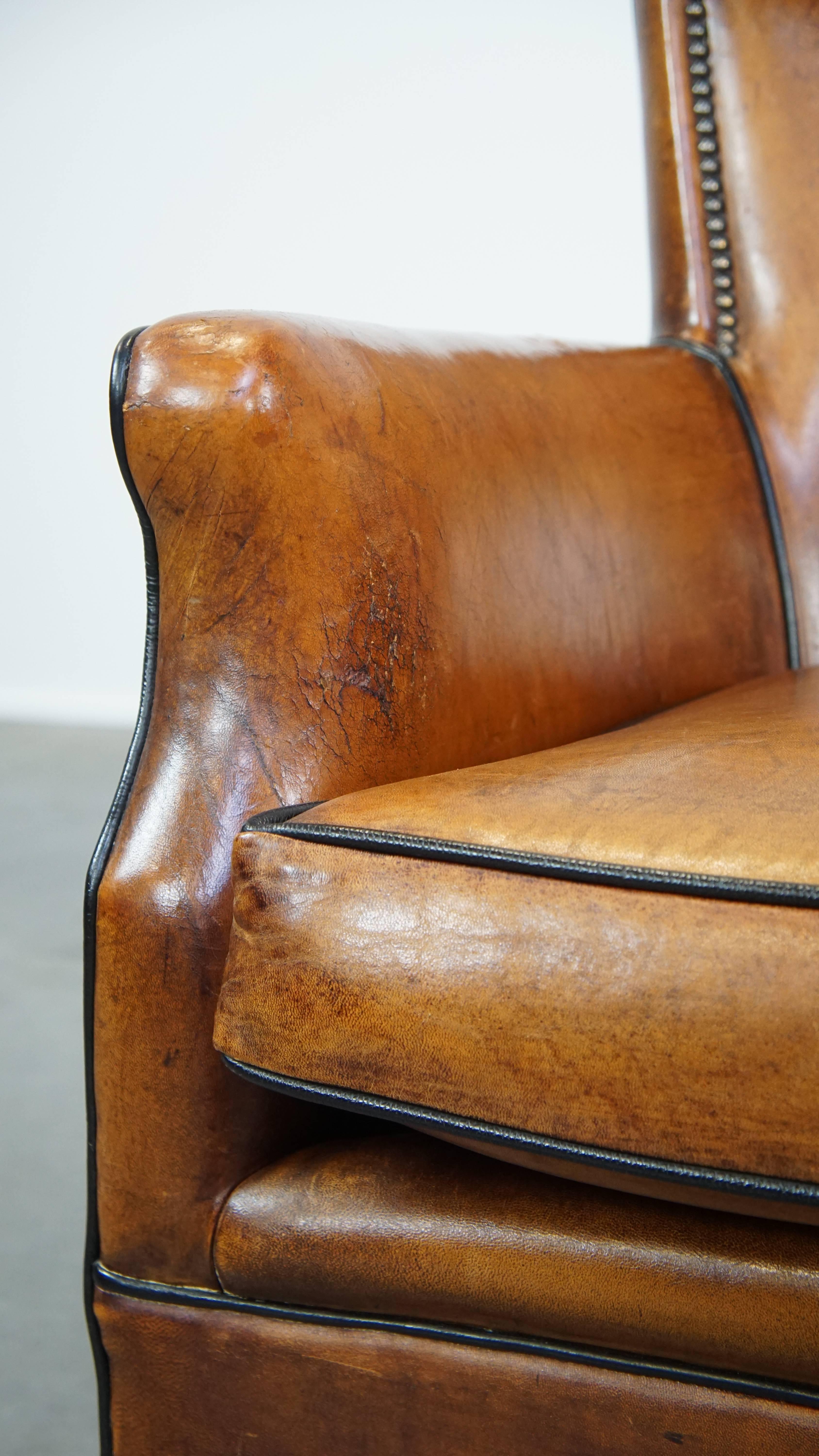 Poltrona in pelle di pecora color cognac con profili neri e chiodi decorativi in vendita 6