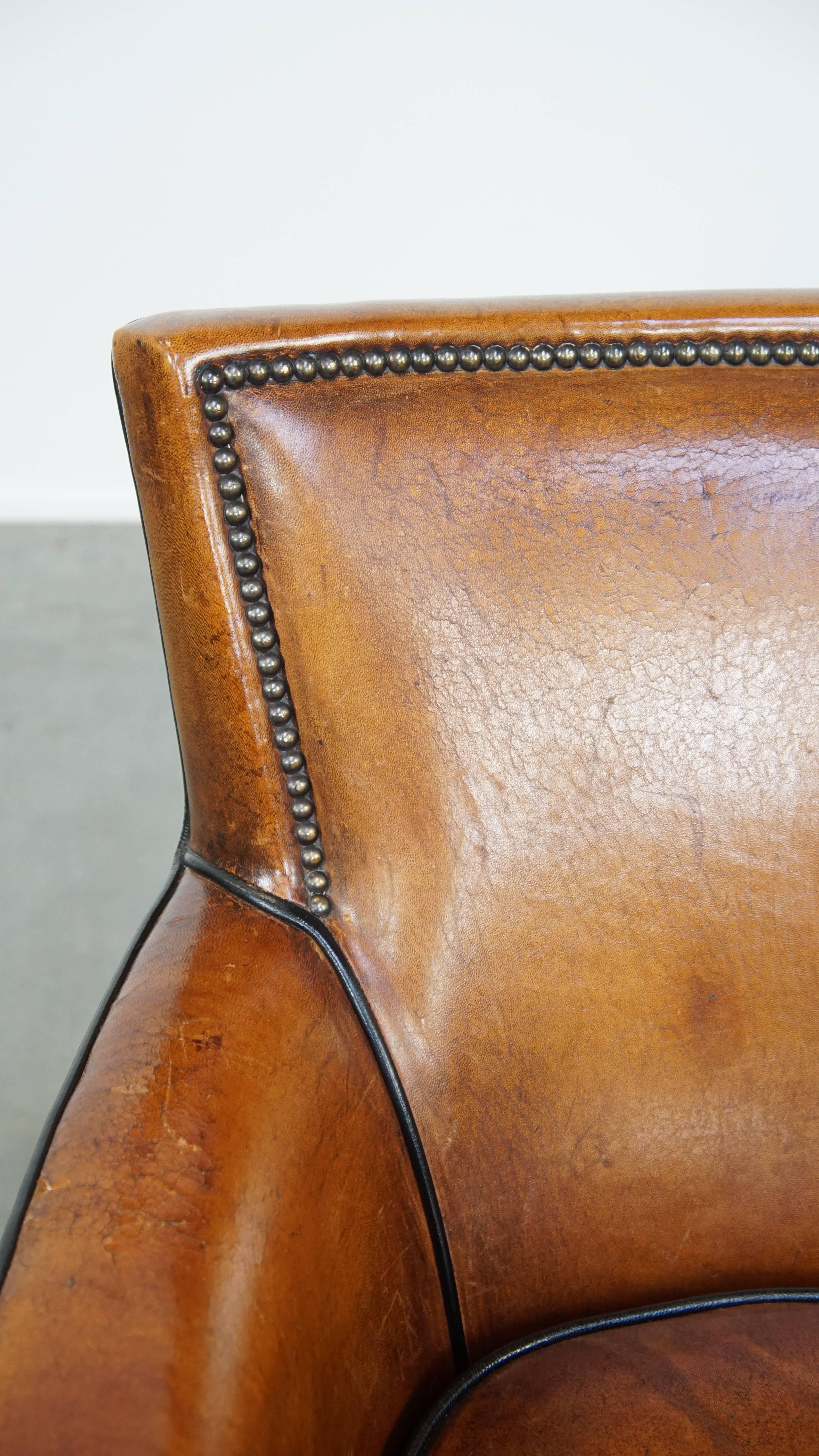 Poltrona in pelle di pecora color cognac con profili neri e chiodi decorativi in vendita 8
