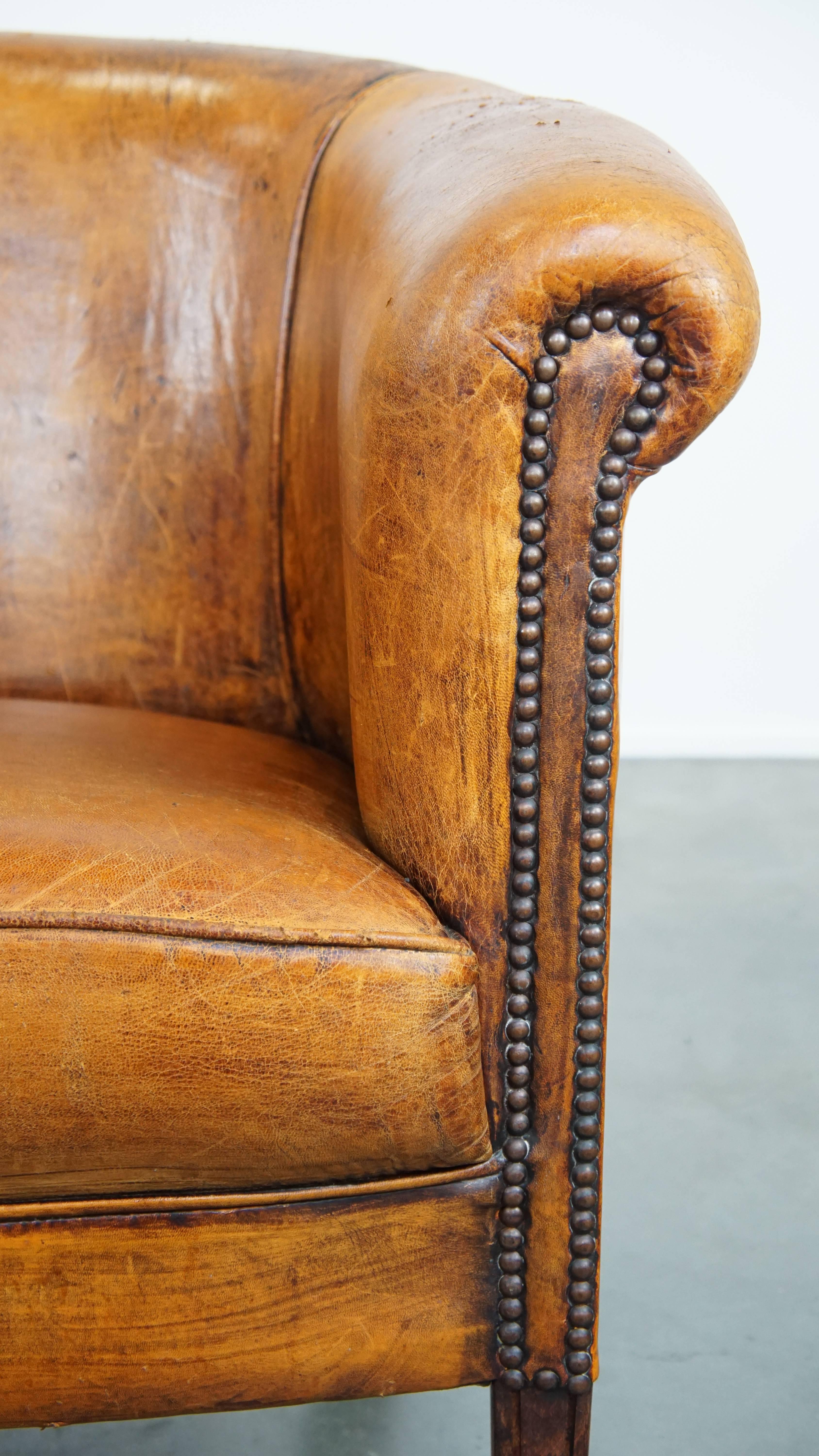 Schlichter, cognacfarbener Clubsessel aus Schafsleder in zeitlosem Design im Angebot 8