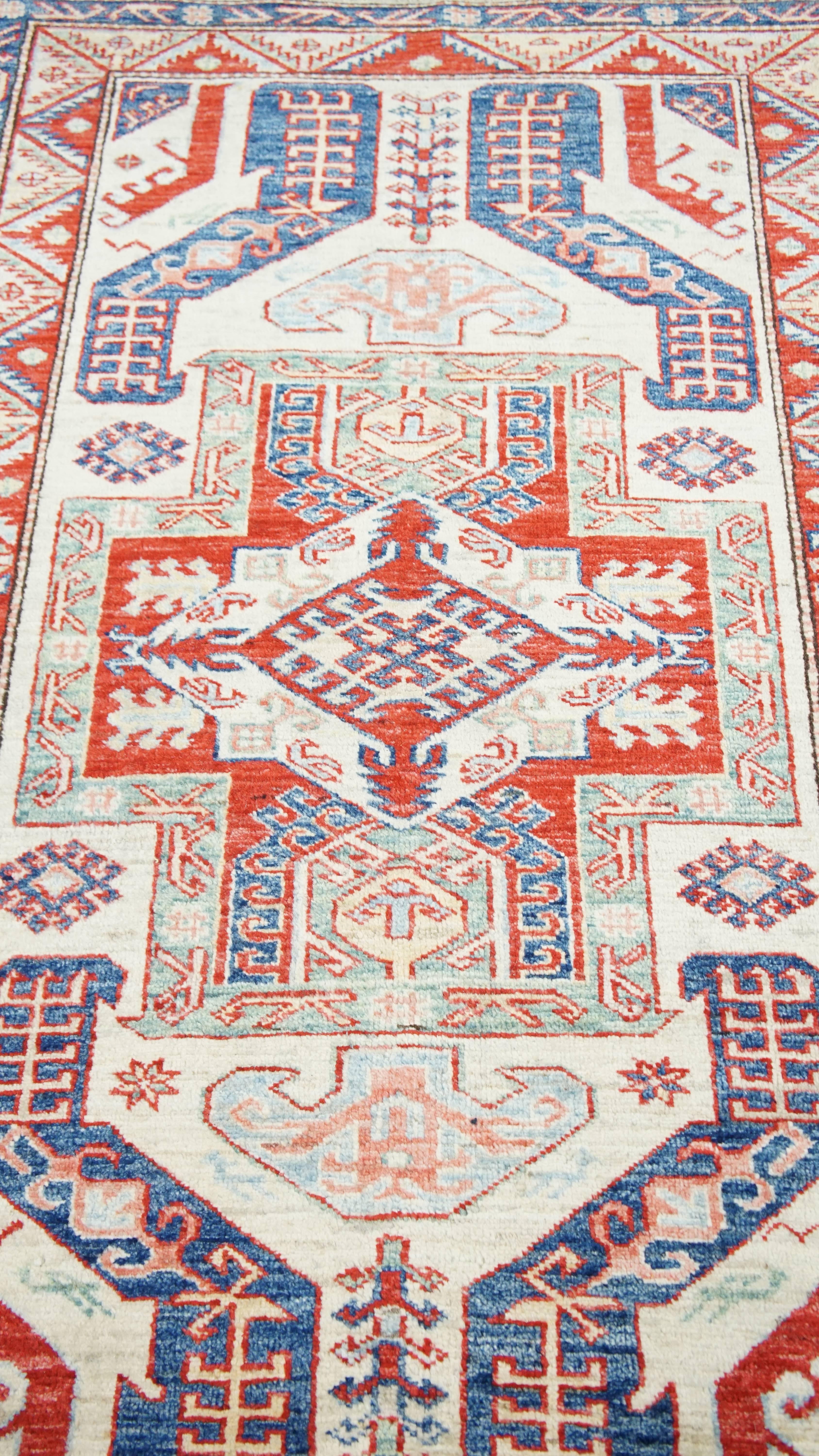 Lassen Sie Ihr Zuhause mit diesem schönen Teppich erstrahlen. Es zeichnet sich durch schöne Farben und atemberaubende Details aus. Solche Teppiche sind nicht nur im Wohnzimmer sehr beliebt, sondern können auch im Schlafzimmer, im Büro oder im Flur