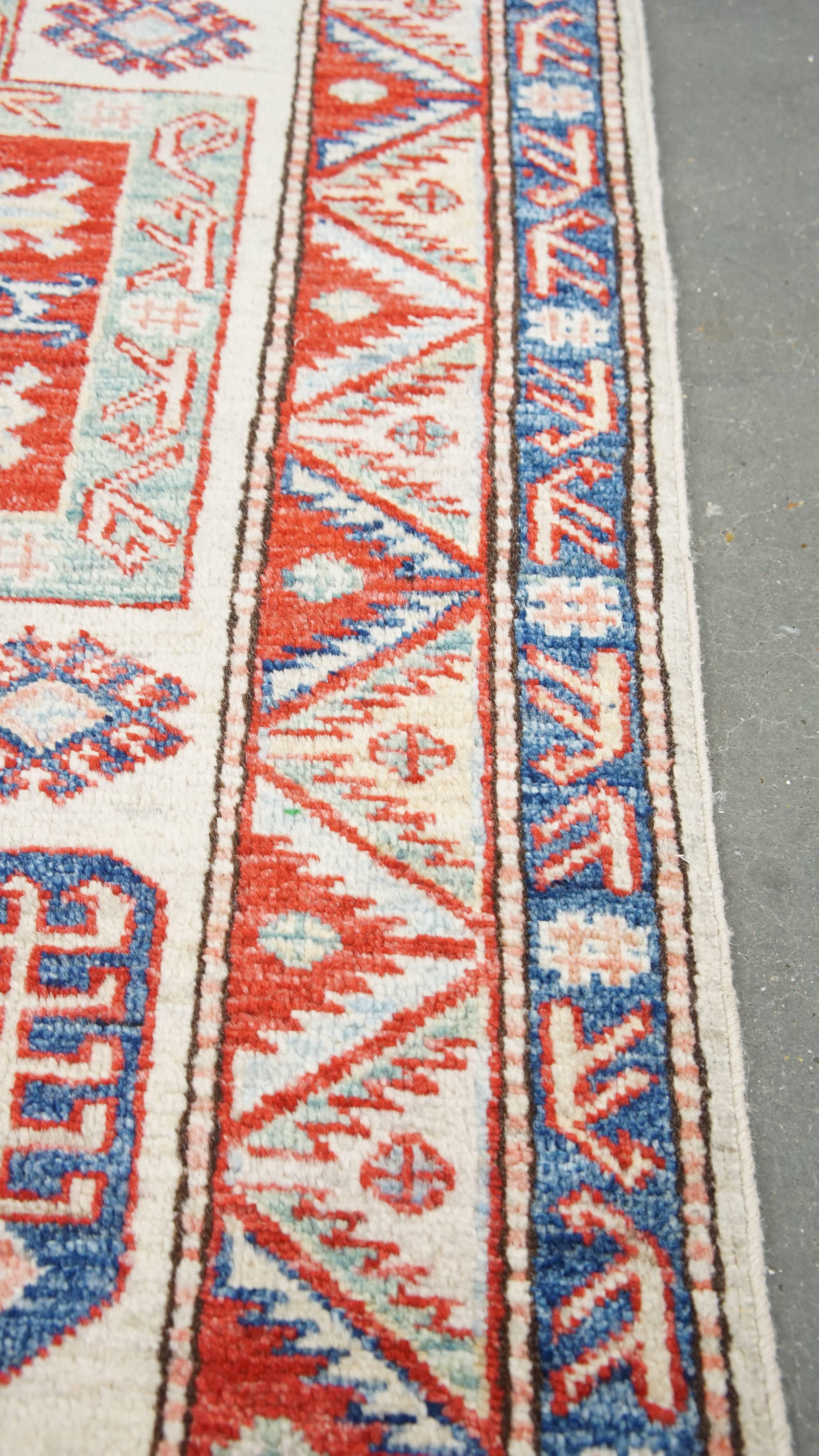 Subtle farbenfroher Teppich mit erstaunlichem Muster 156x92cm (Ende des 20. Jahrhunderts) im Angebot