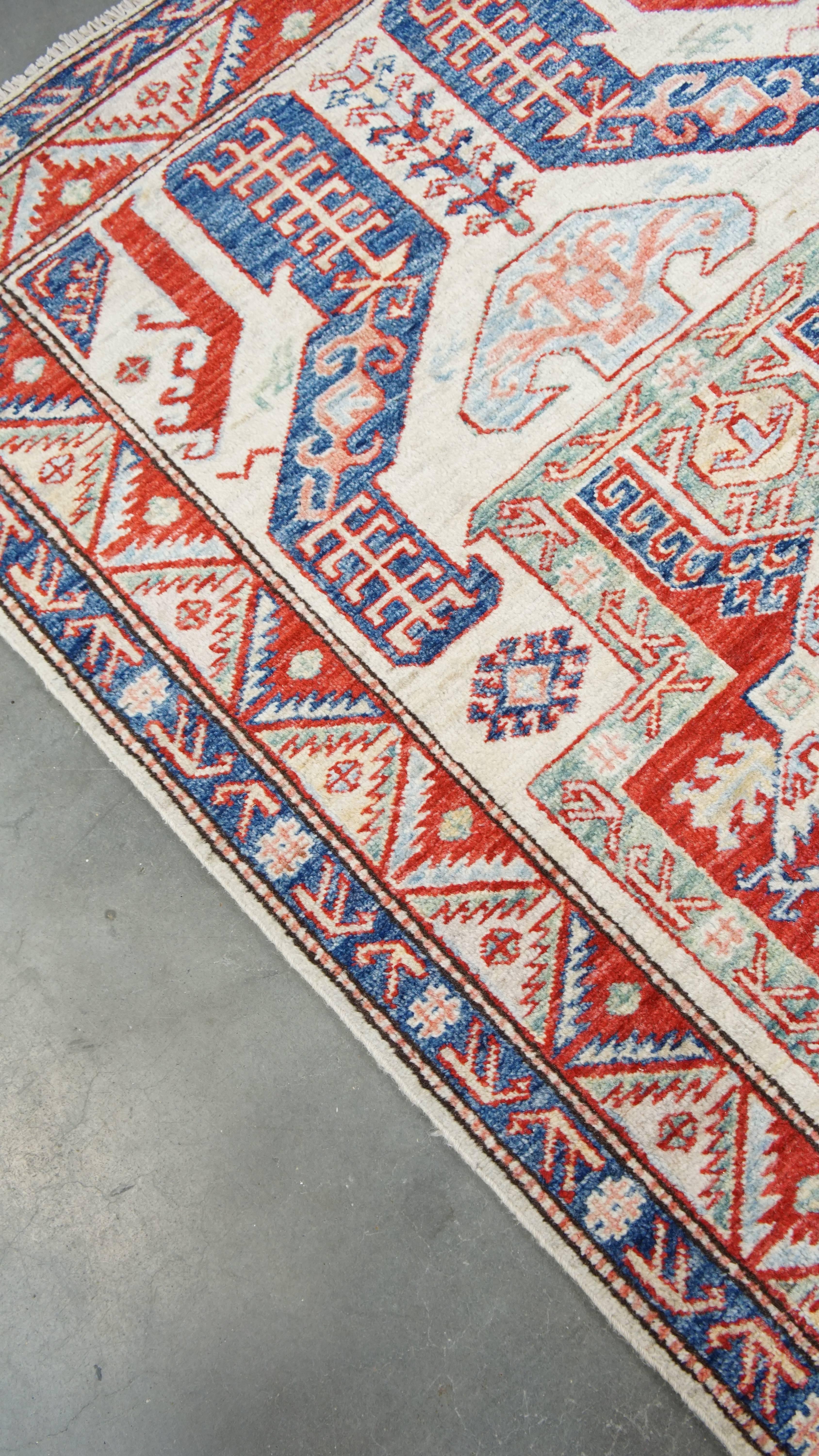 Subtle farbenfroher Teppich mit erstaunlichem Muster 156x92cm (Wolle) im Angebot