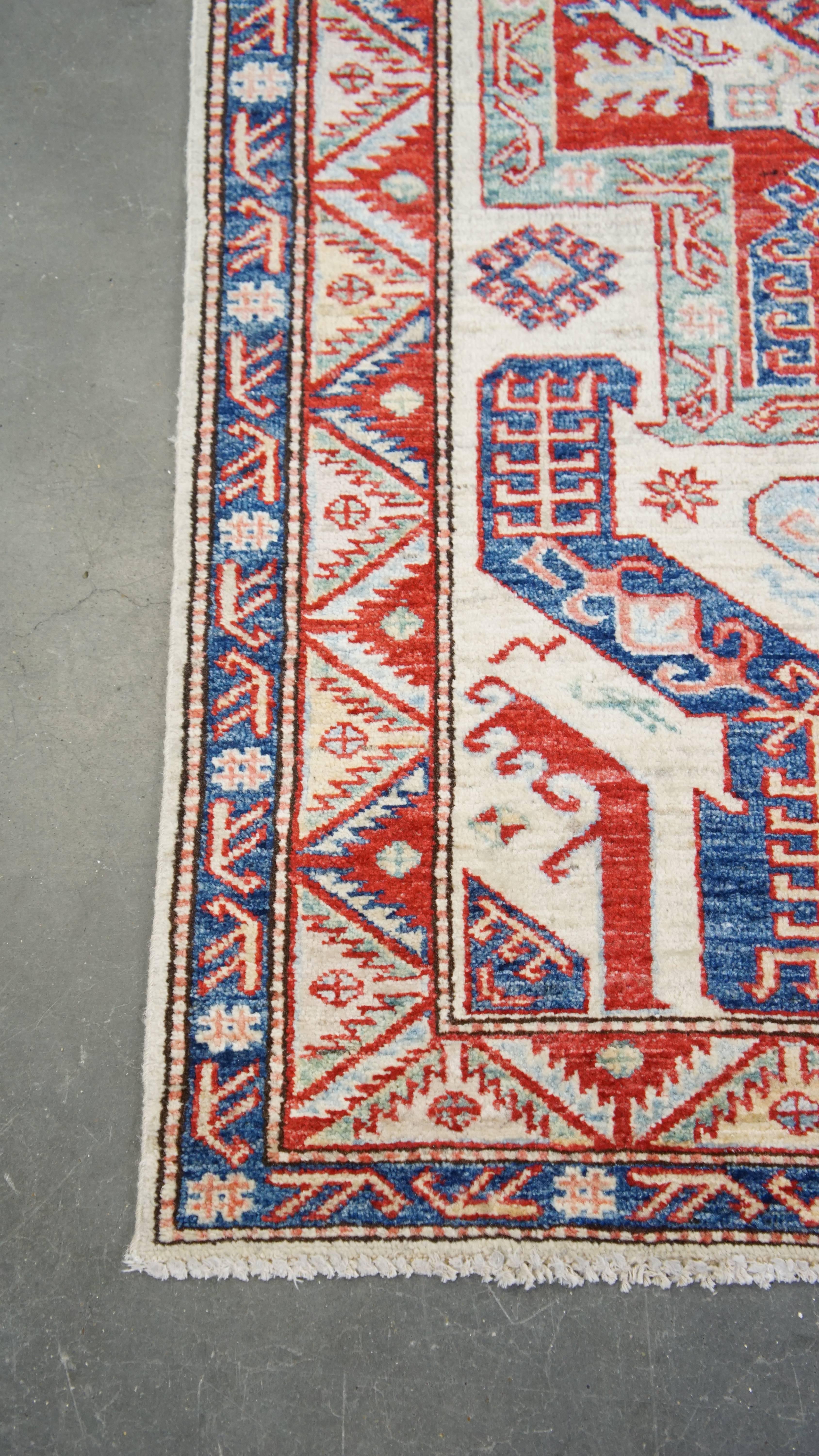 Subtle farbenfroher Teppich mit erstaunlichem Muster 156x92cm im Angebot 1