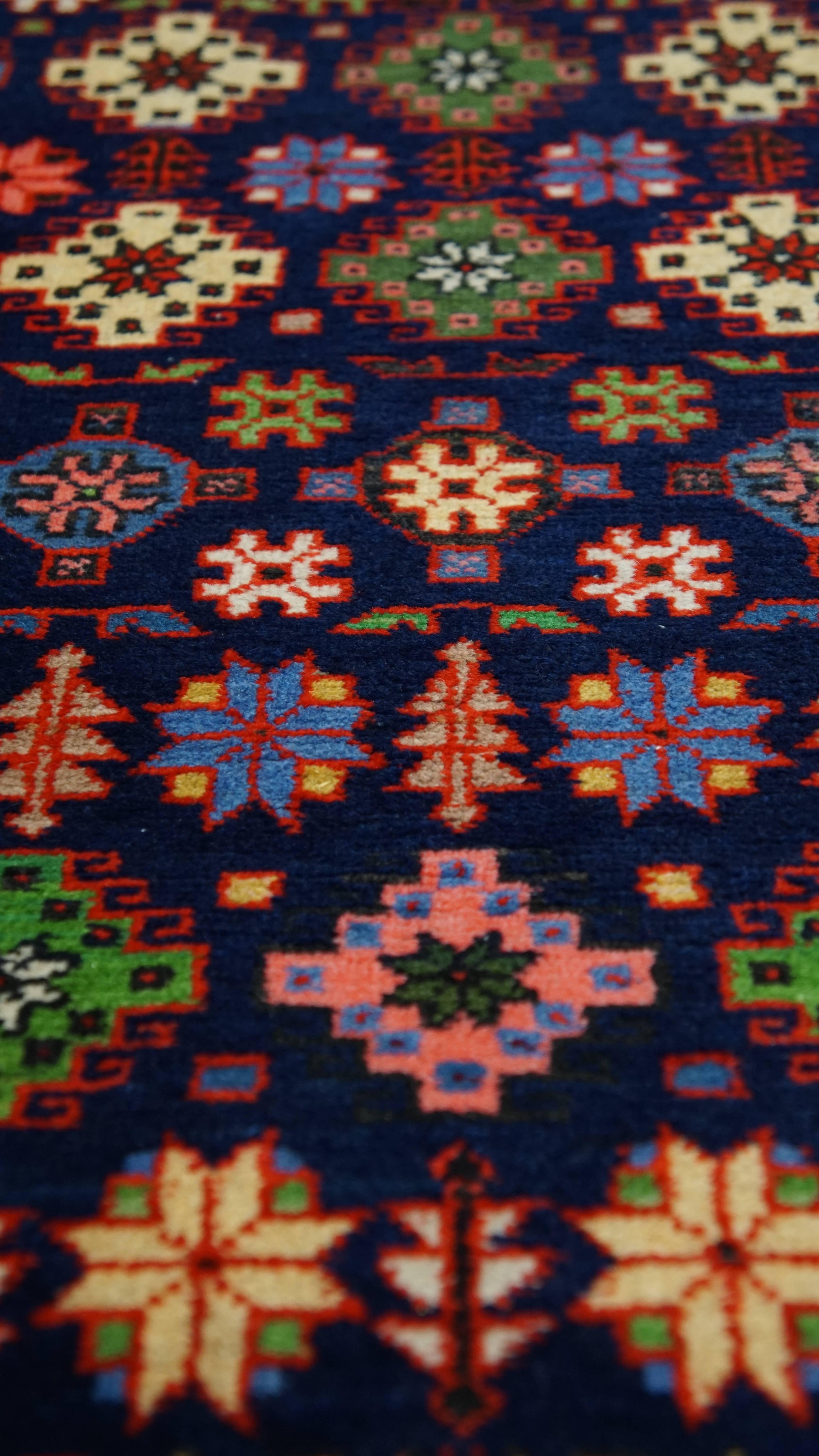 Hand-Knotted Subtle Colorful Rug with Beautiful Patterns – 124x74cm For Sale