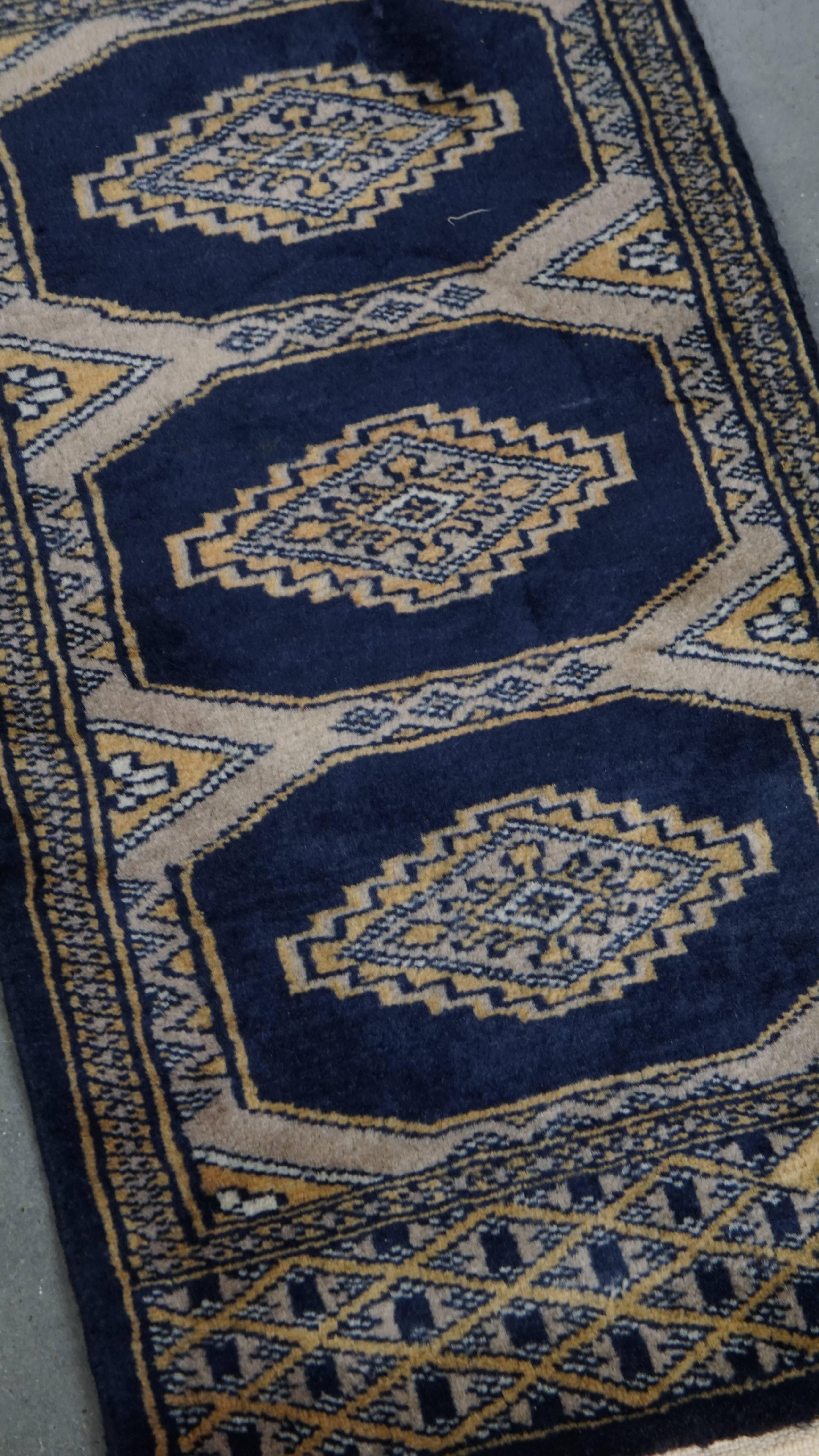 Angeboten wird hier dieser subtile dekorative Teppich / Läufer in schönen Blau- und Beigetönen, mit den Maßen 67x30cm. Lassen Sie Ihr Zuhause durch den Charme dieses eleganten Stücks erstrahlen. Mit seinen schönen Farben und raffinierten Details ist