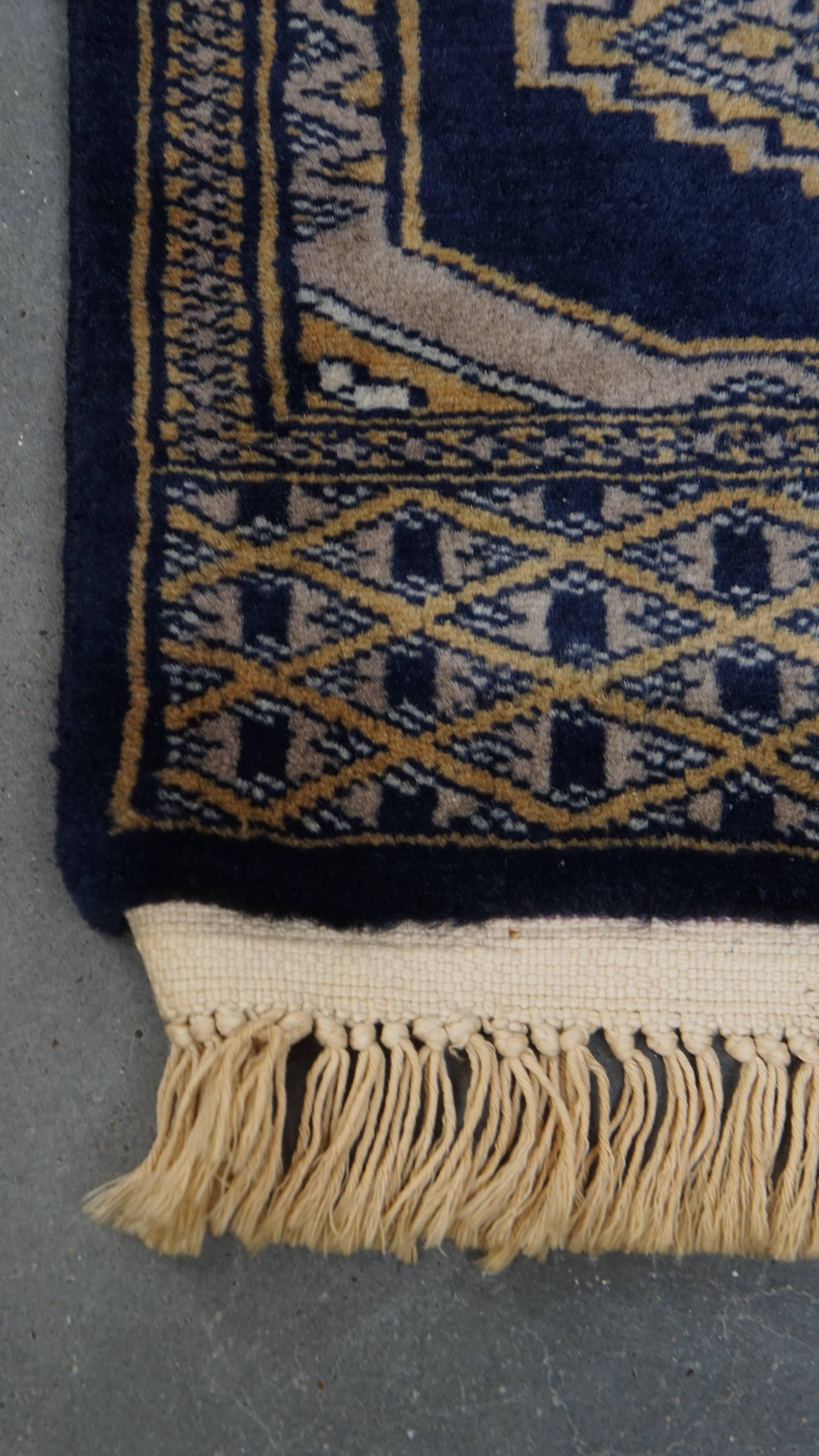 Subtiler dekorativer Teppich / Läufer in Blau- und Beigetönen - 67x30cm (Klassisch-römisch) im Angebot
