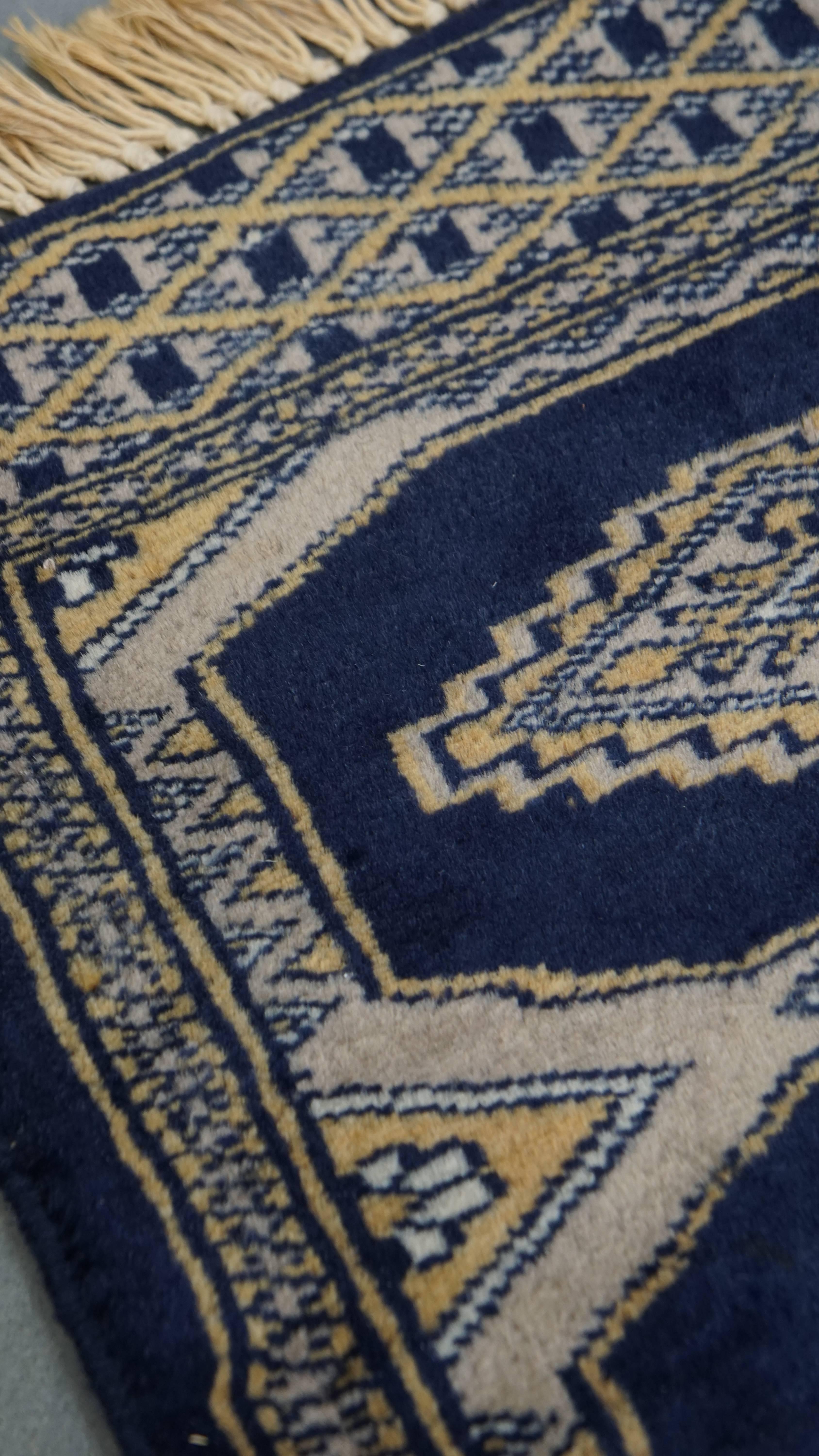 Subtiler dekorativer Teppich / Läufer in Blau- und Beigetönen - 67x30cm (Handgefertigt) im Angebot