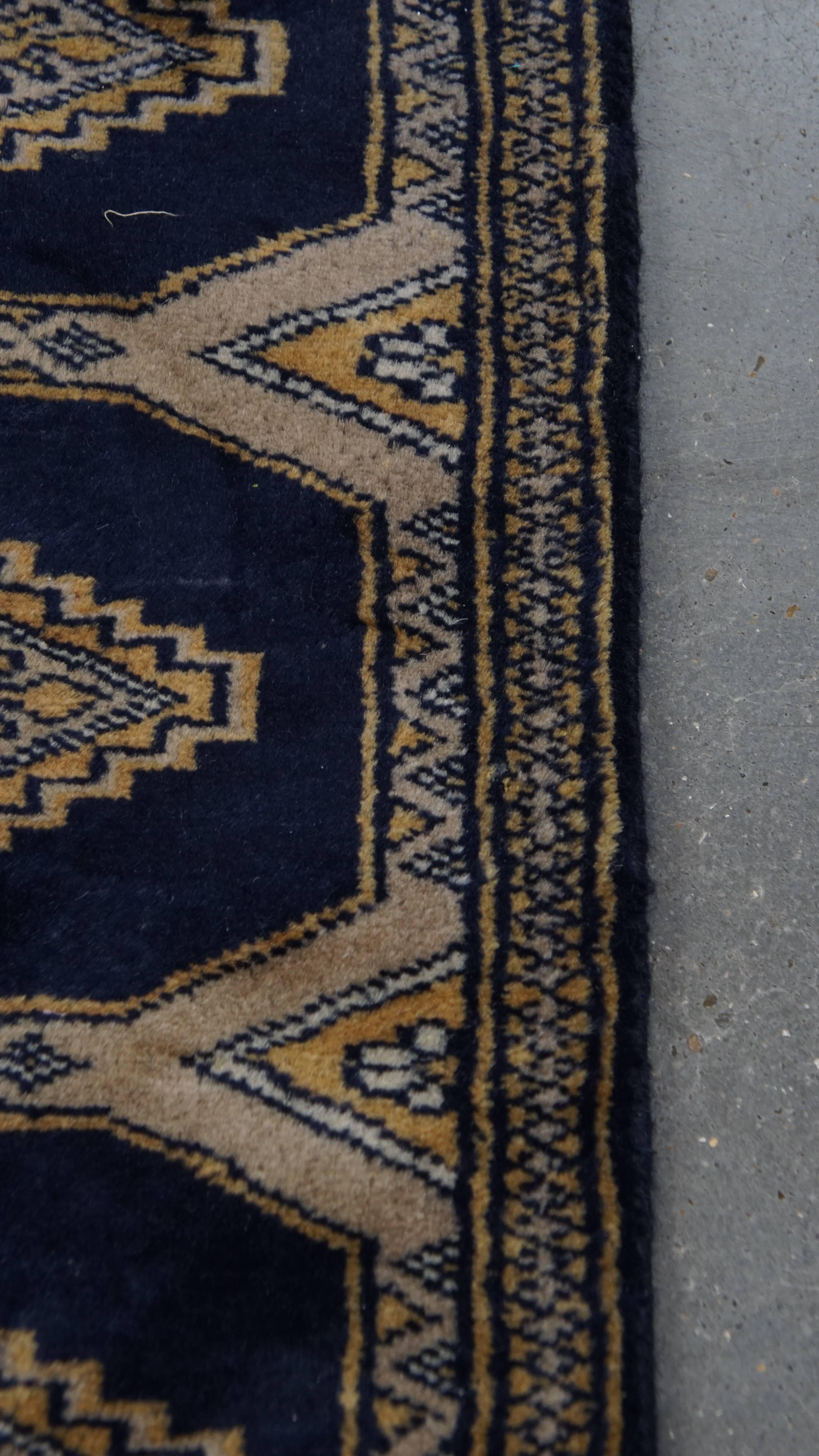 Subtiler dekorativer Teppich / Läufer in Blau- und Beigetönen - 67x30cm im Zustand „Relativ gut“ im Angebot in Harderwijk, NL