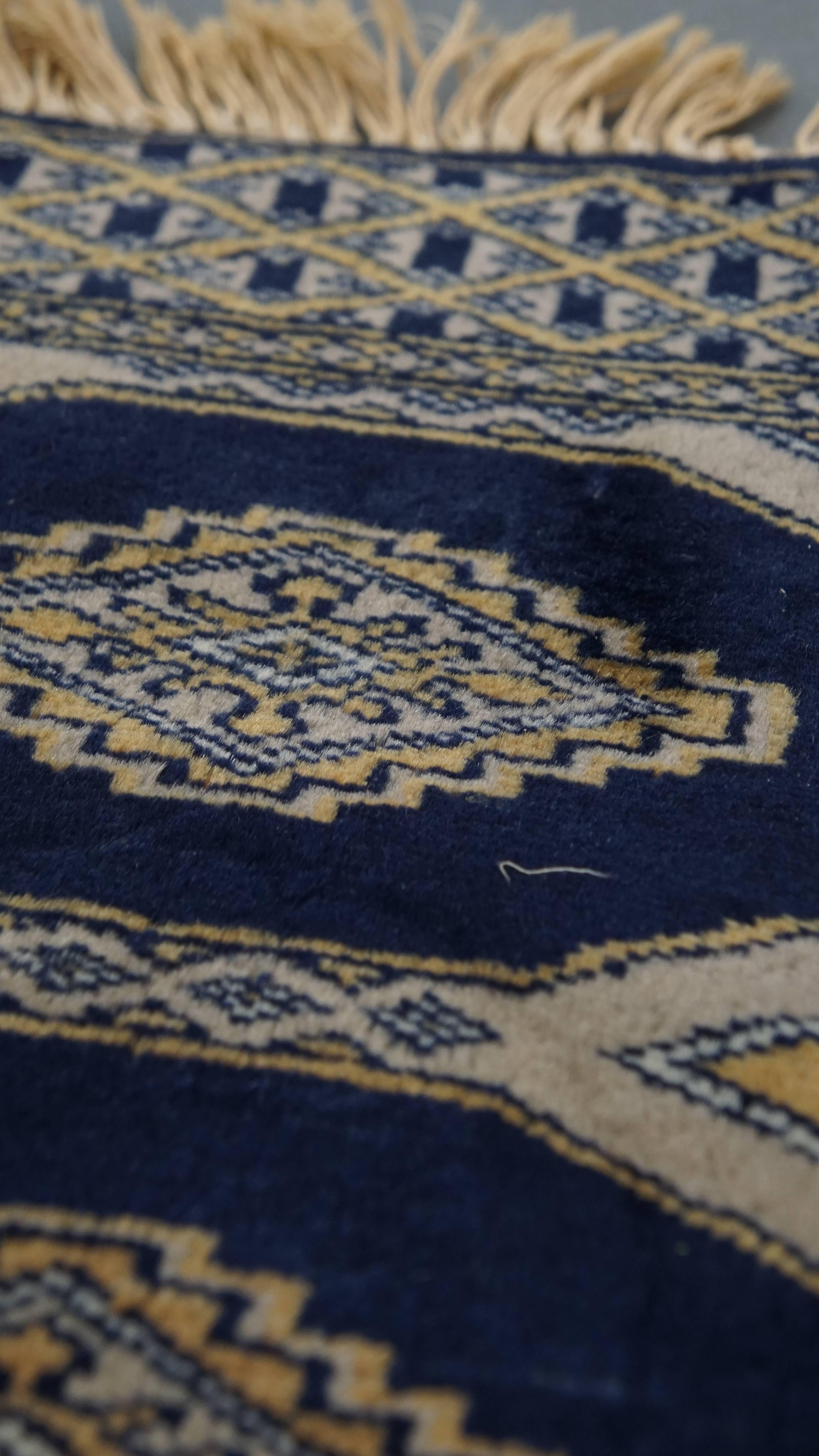 Subtiler dekorativer Teppich / Läufer in Blau- und Beigetönen - 67x30cm (20. Jahrhundert) im Angebot