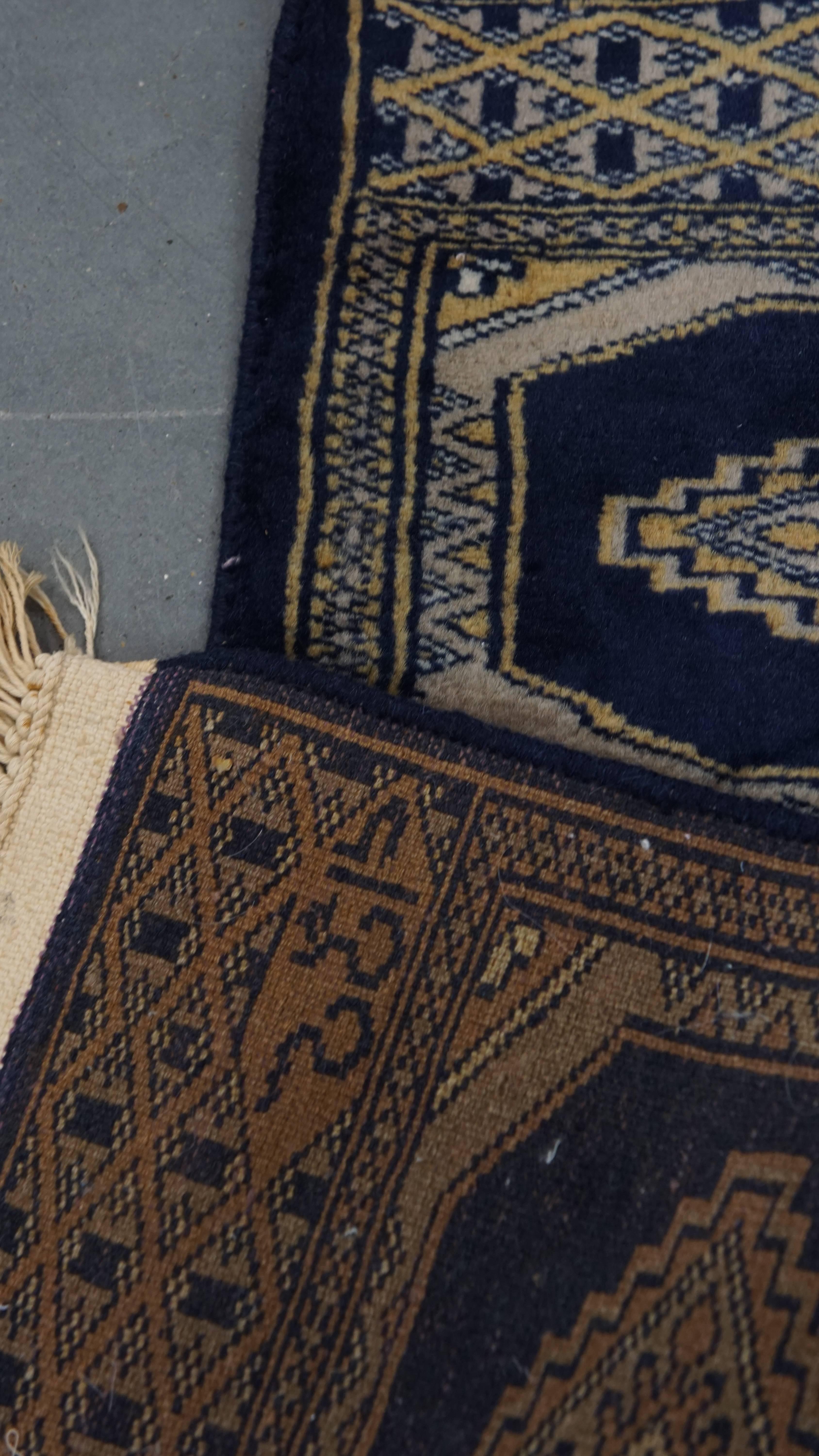 Subtiler dekorativer Teppich / Läufer in Blau- und Beigetönen - 67x30cm (Baumwolle) im Angebot