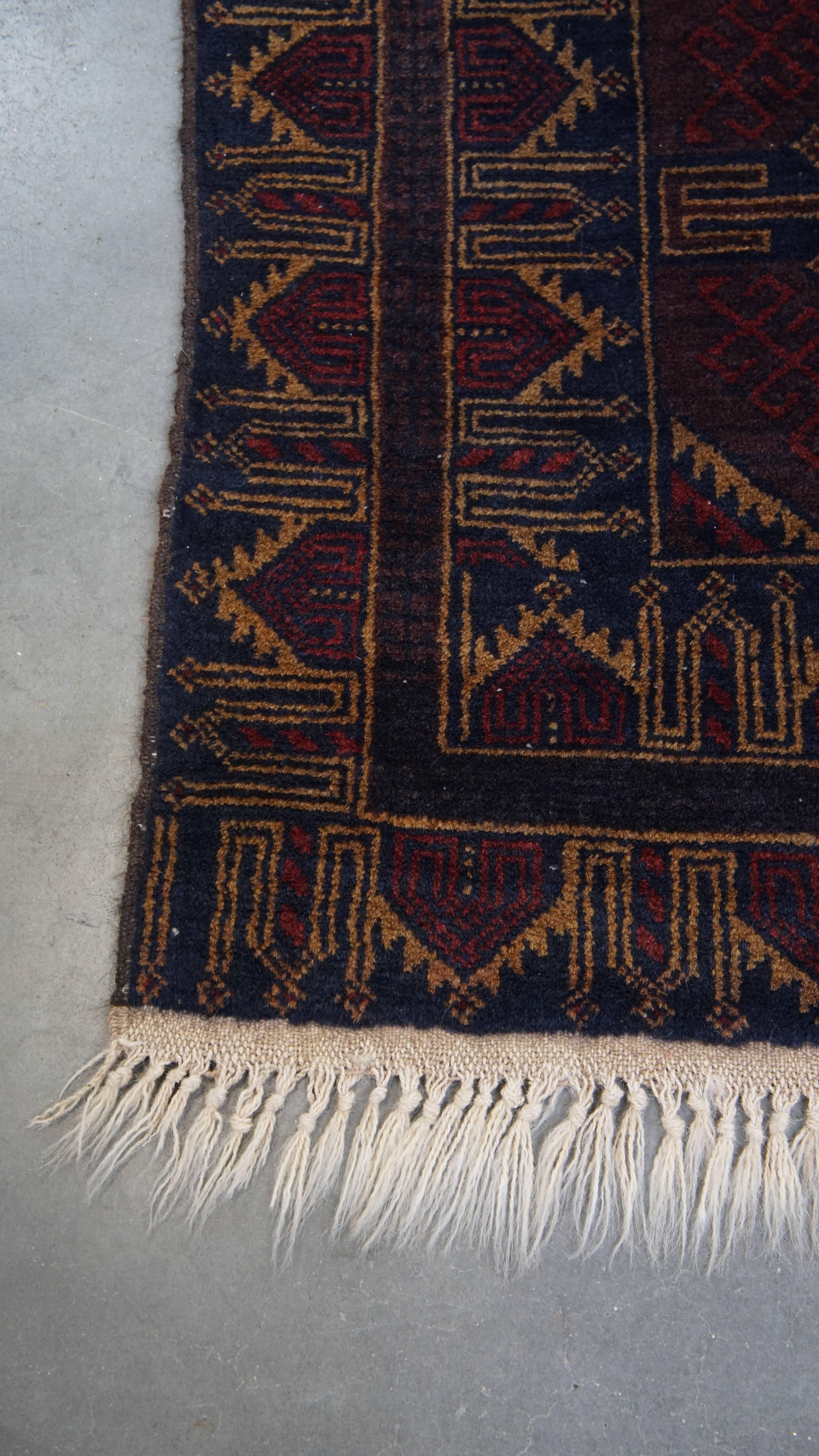 Lassen Sie Ihr Zuhause mit diesem schönen Teppich erstrahlen. Es zeichnet sich durch schöne Farben und atemberaubende Details aus. Diese Art von Teppichen ist nicht nur ein begehrter Artikel für das Wohnzimmer, sondern auch eine großartige Ergänzung