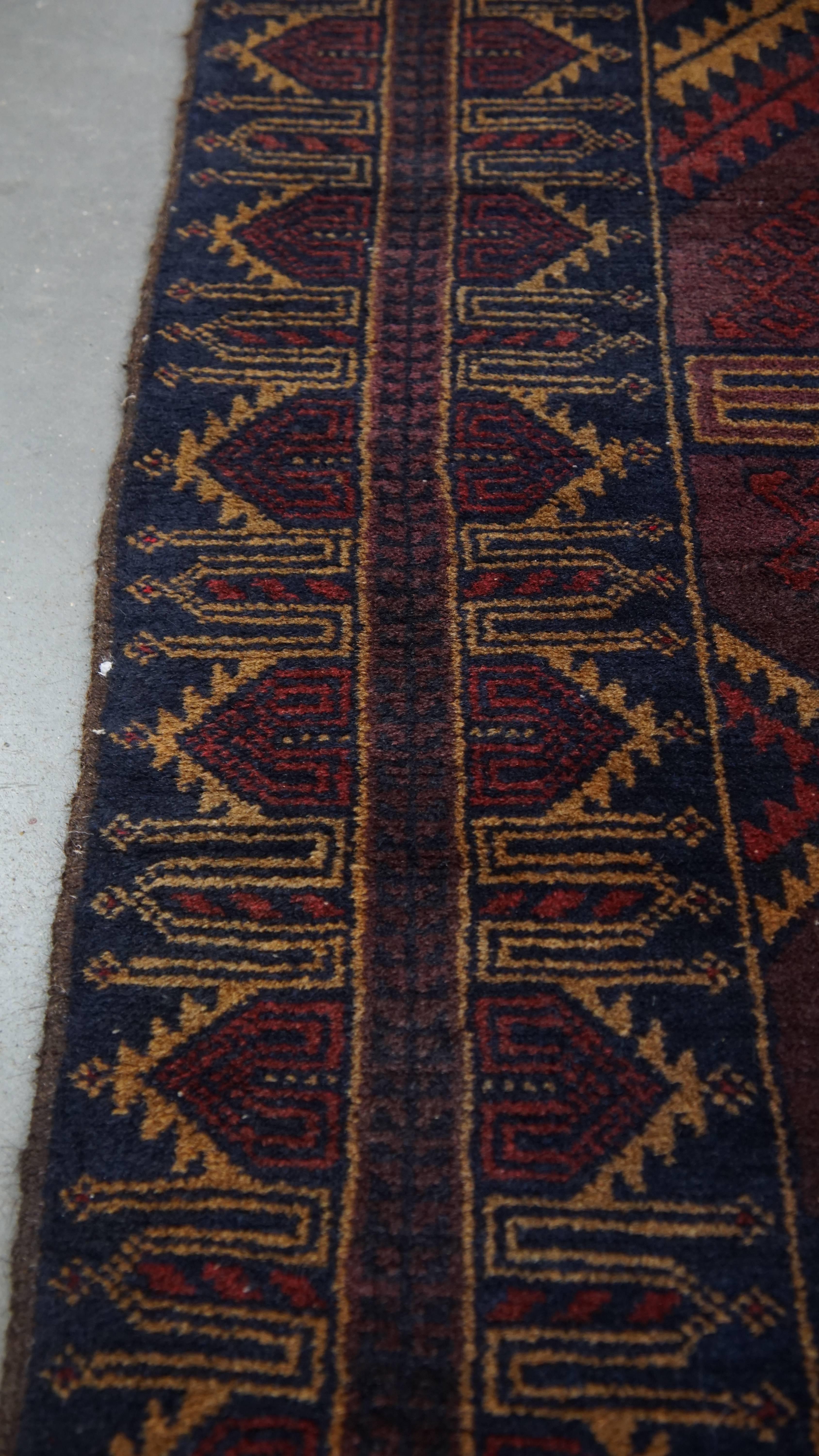 Subtiler dekorativer Teppich mit dunklen Tönen - 162x86 cm (Klassisch-römisch) im Angebot