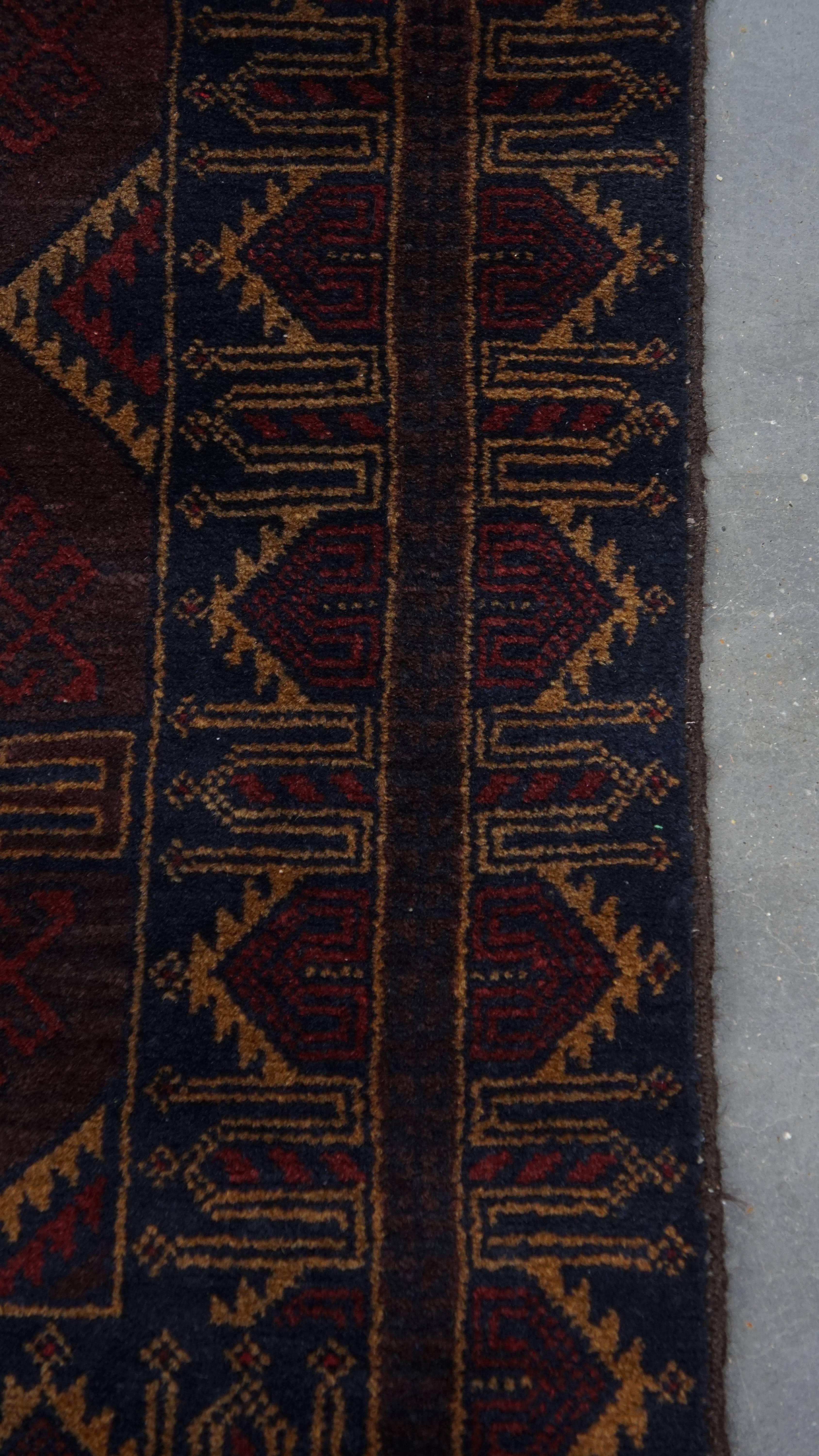 Subtiler dekorativer Teppich mit dunklen Tönen - 162x86 cm (20. Jahrhundert) im Angebot