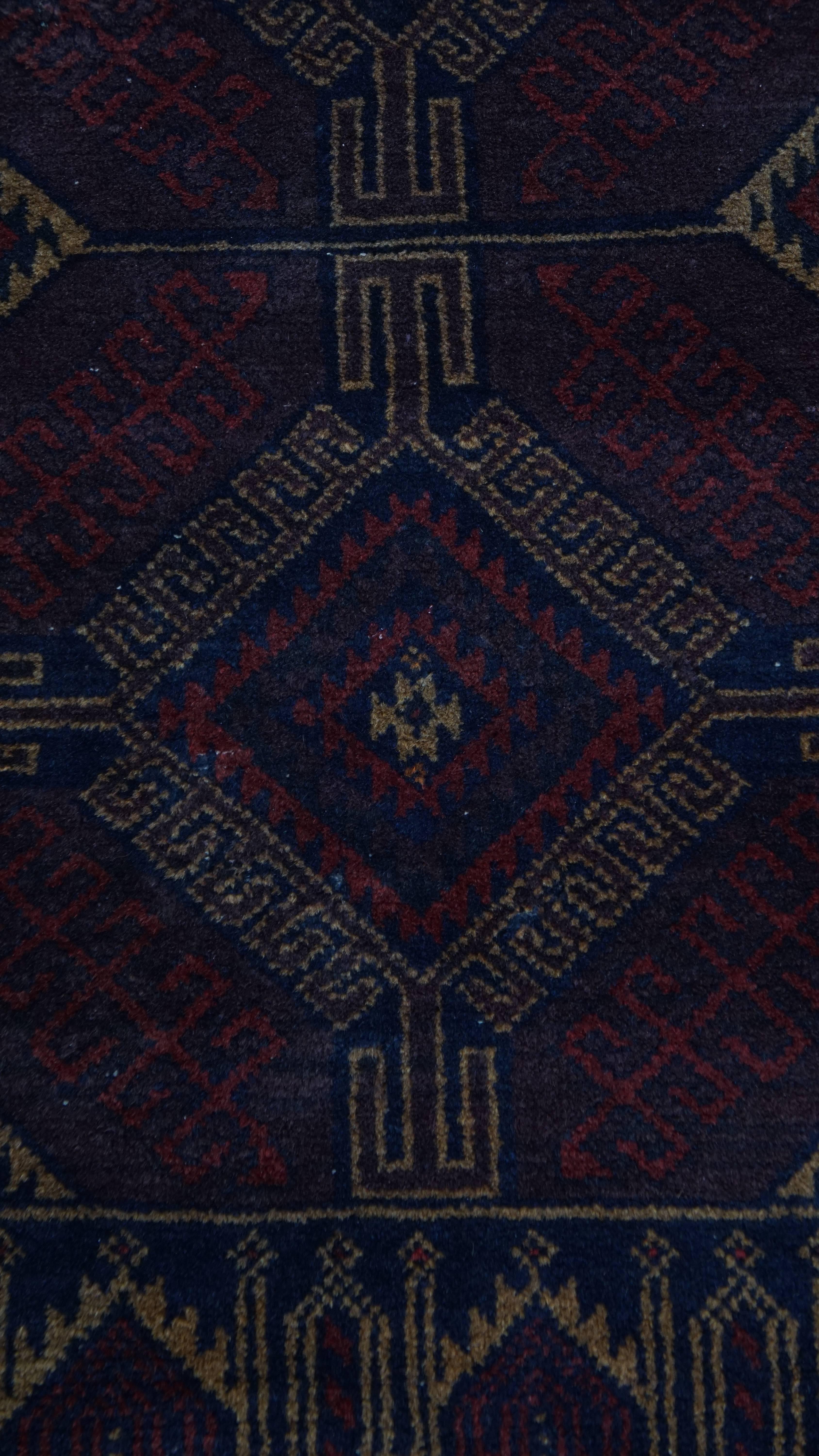 Subtiler dekorativer Teppich mit dunklen Tönen - 162x86 cm (Baumwolle) im Angebot