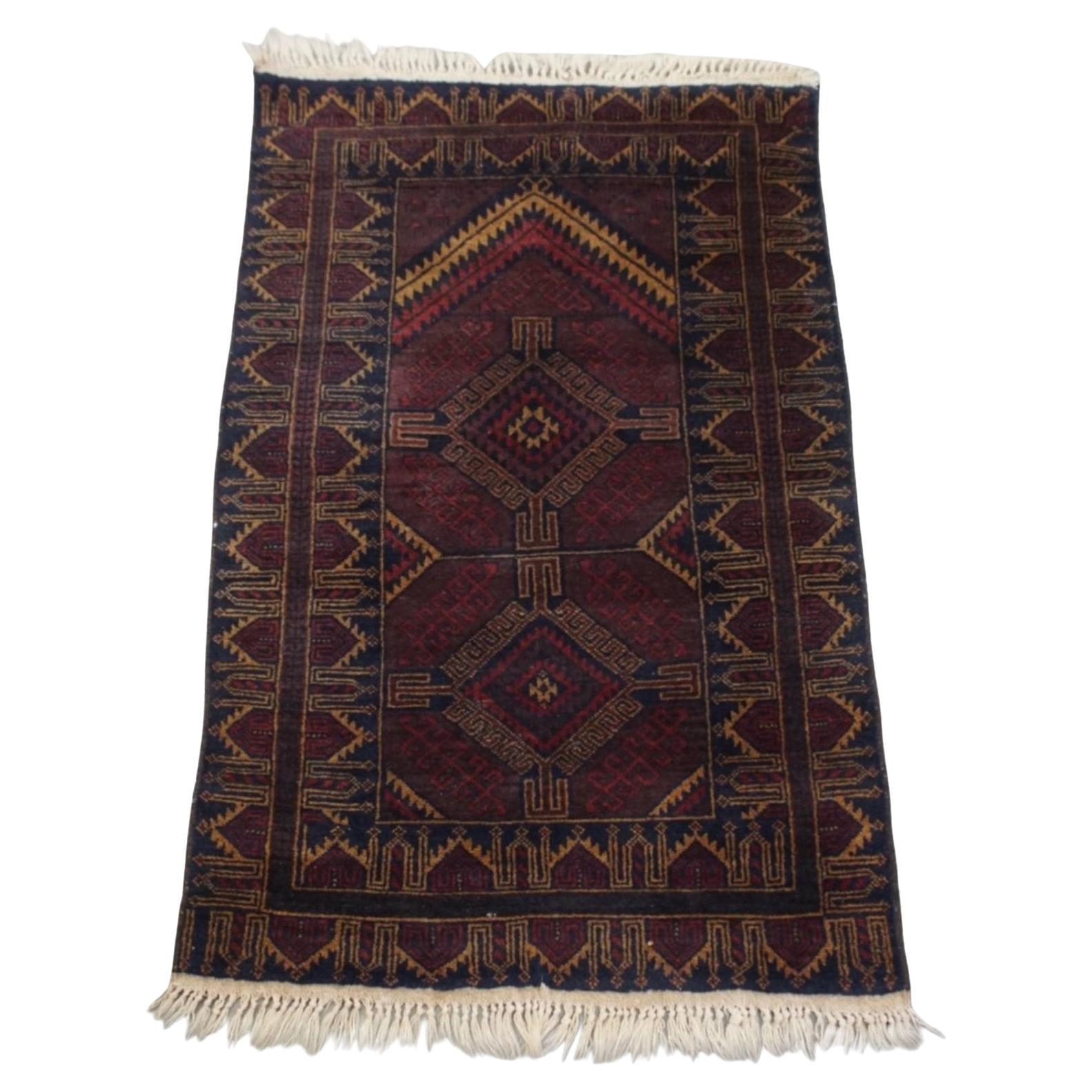Subtiler dekorativer Teppich mit dunklen Tönen - 162x86 cm