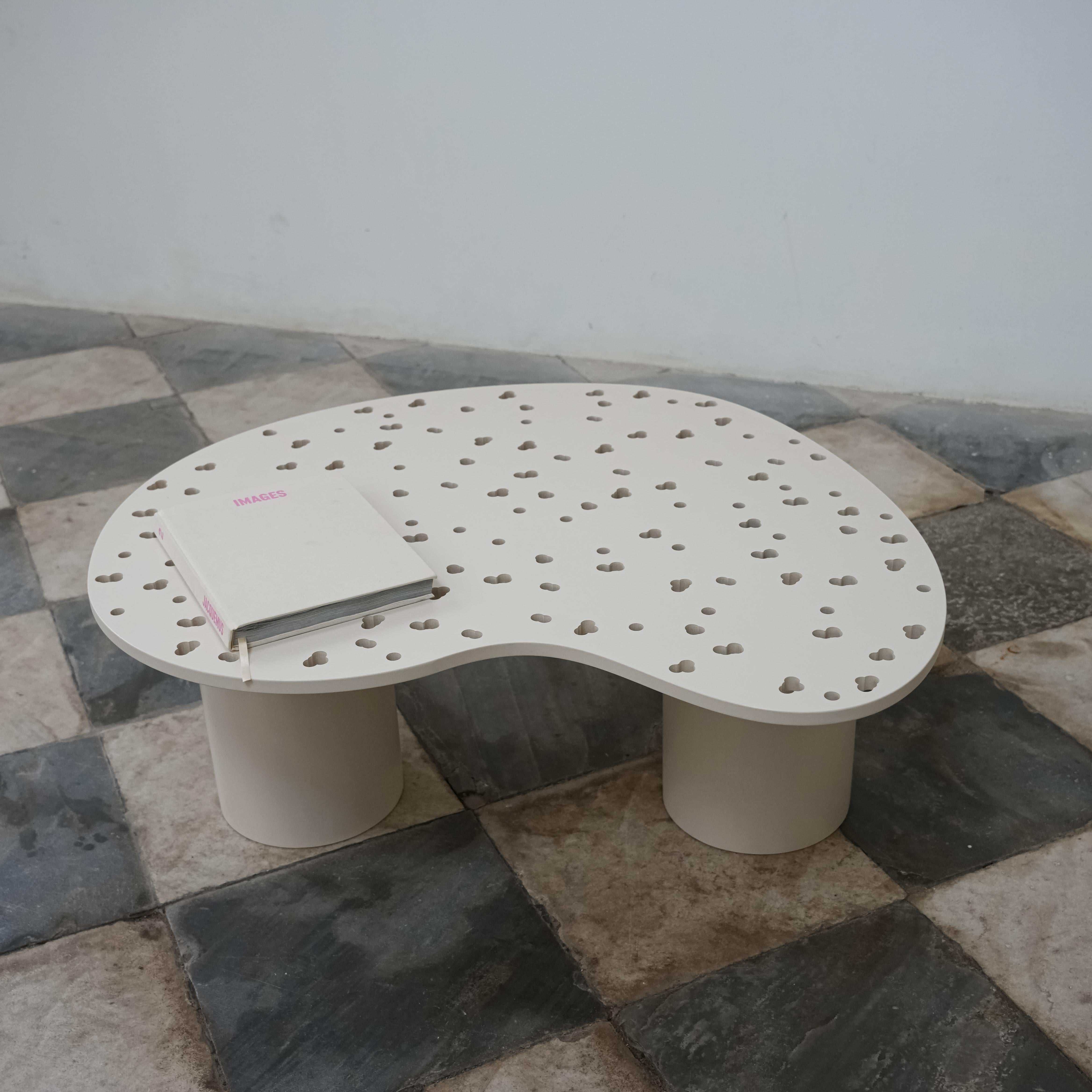 Table basse Ecru W(hole) subtile de Majbele
Dimensions : 97 x 105 x 42 cm : D 97 x L 105 x H 42 cm.
Matériaux : MDF 20 mm, pieds : acier peint par poudrage.

La collection W(hole) est un jeu ludique de formes et d'ajourages, alliant simplicité et