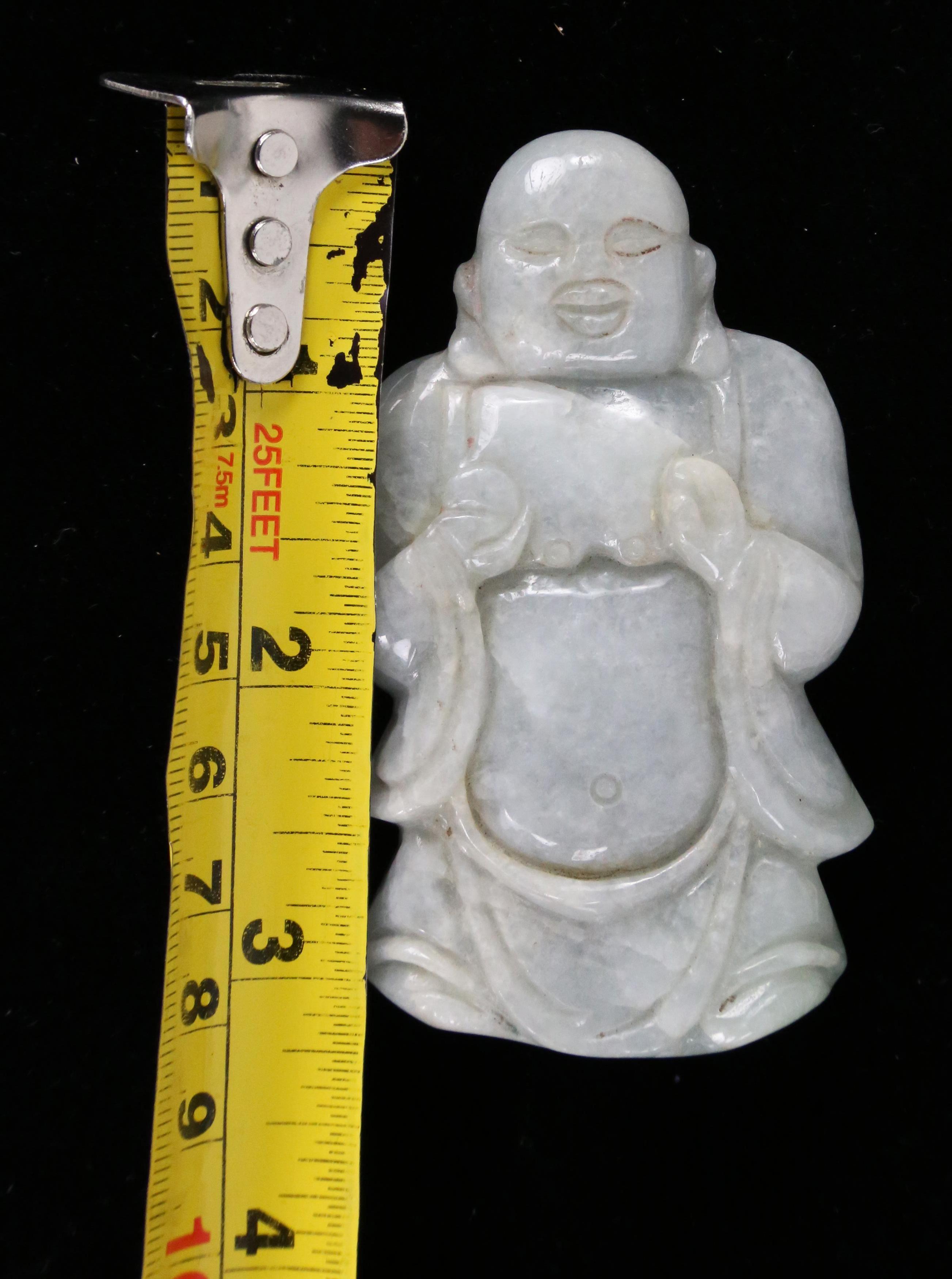 Antiker Buddha aus geschnitzter antiker Jadeit-Jade, feiner Nachlass- Fund, subtiler grüner Jadeit (Neoklassisch) im Angebot
