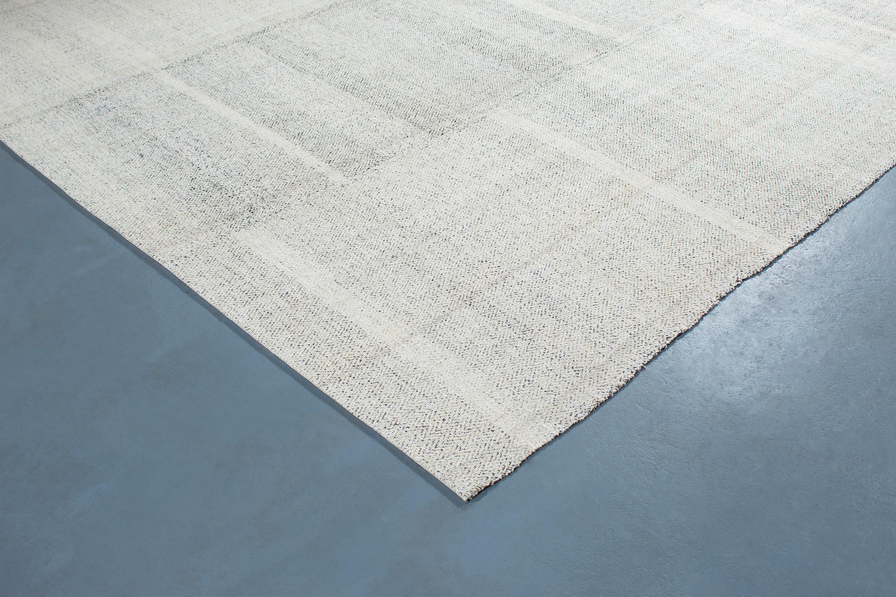 Subtle Herringbone Handwoven Flat-Weave Rug in Grey Color In New Condition For Sale In New York, NY