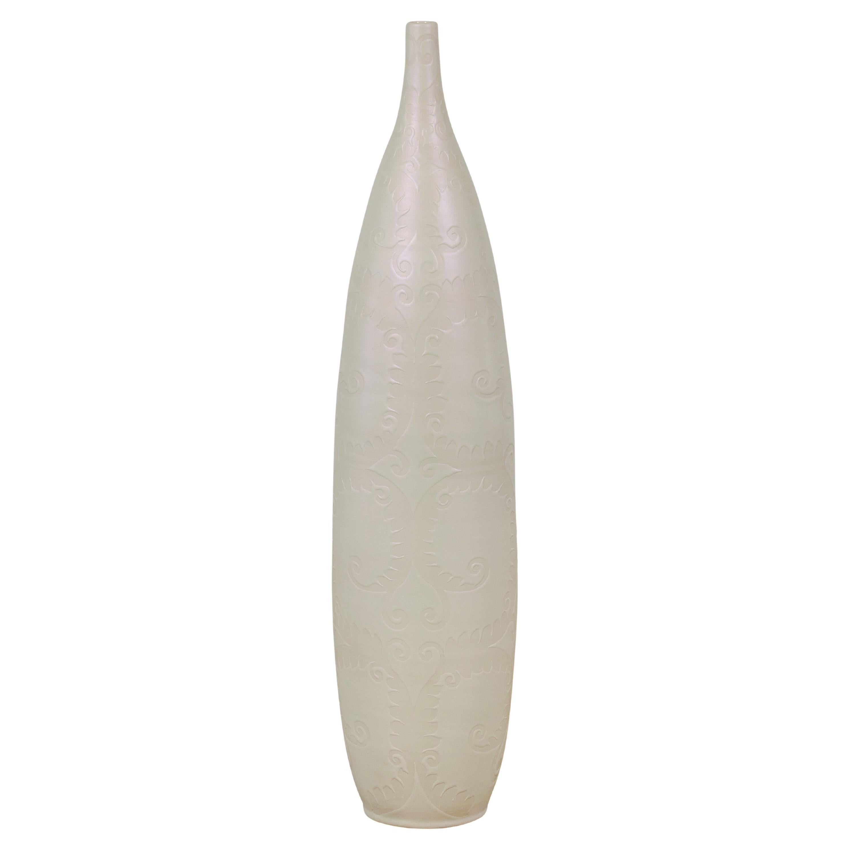 Subtile elfenbeinfarbene große Vase mit erhabenen Schnörkelmotiven und schmalem Mouth