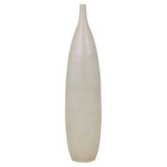 Grand vase de couleur ivoire subtile avec des motifs en relief et une moulure étroite