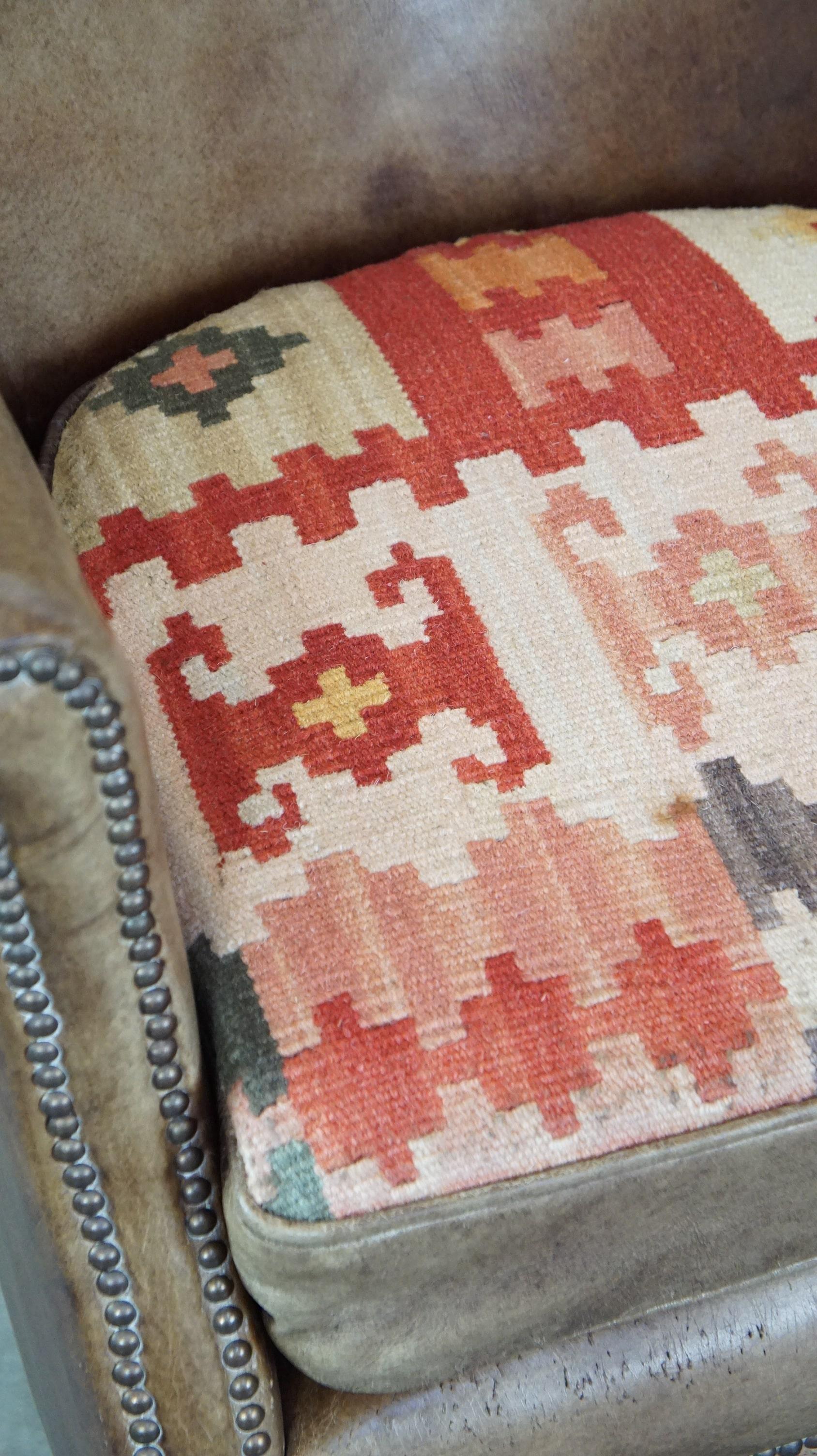 Fauteuil en cuir subtil avec un coussin d'assise réversible en kilim en vente 6