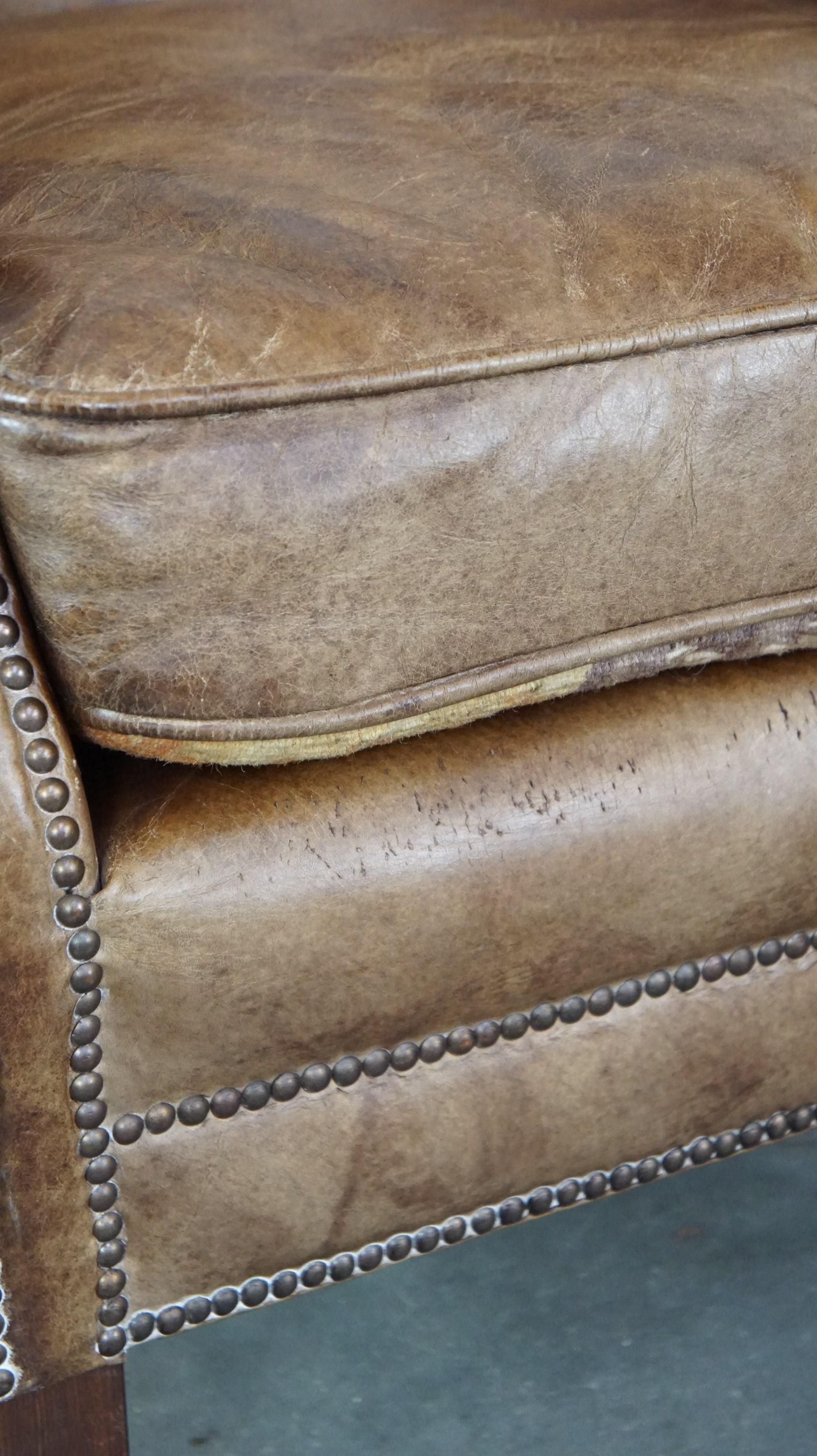 Fauteuil en cuir subtil avec un coussin d'assise réversible en kilim en vente 7